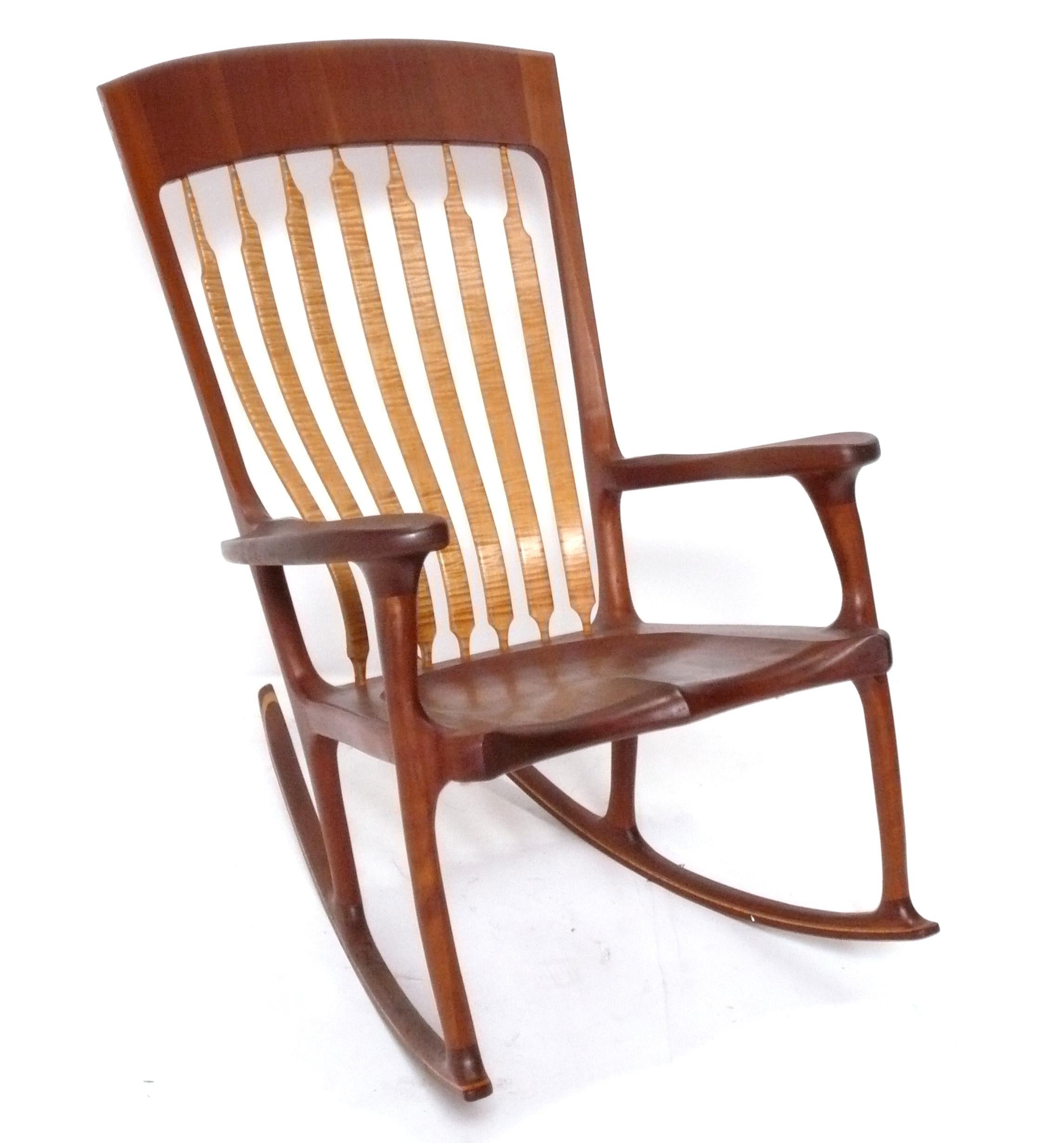 Geschwungener, handgefertigter amerikanischer Craft Rocker, von Ken Vick, Amerikaner, ca. 2000er Jahre. Ken Vick, der eindeutig von einigen seiner großen Vorgänger wie Sam Maloof, Wendell Castle und George Nakashima beeinflusst wurde, arbeitet ohne