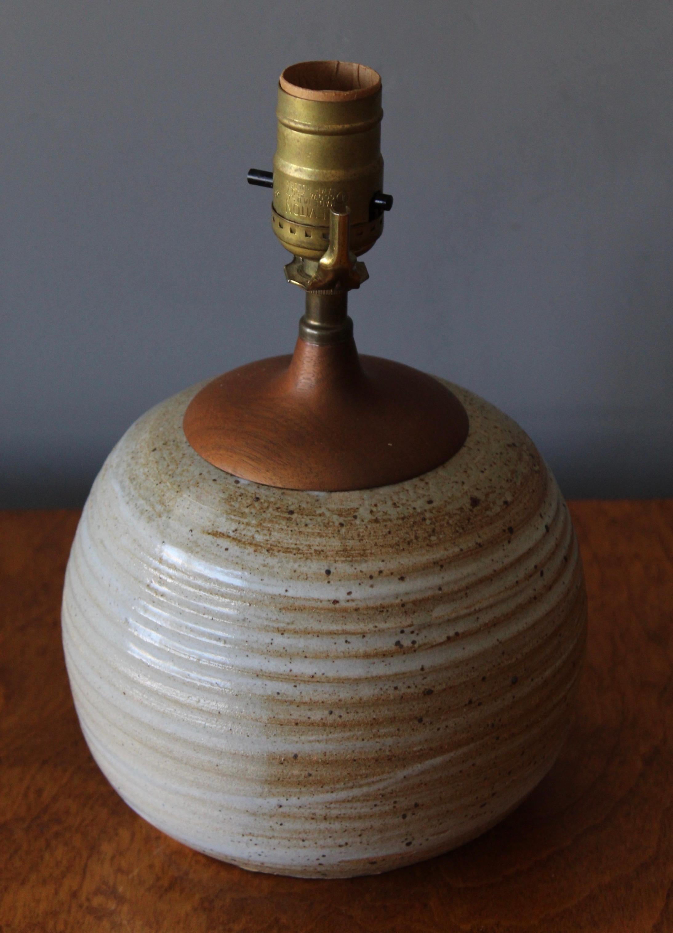 American Craft, Table Lamp, Incised Ceramic, Teak, Brass, America, 1960s In Good Condition In High Point, NC