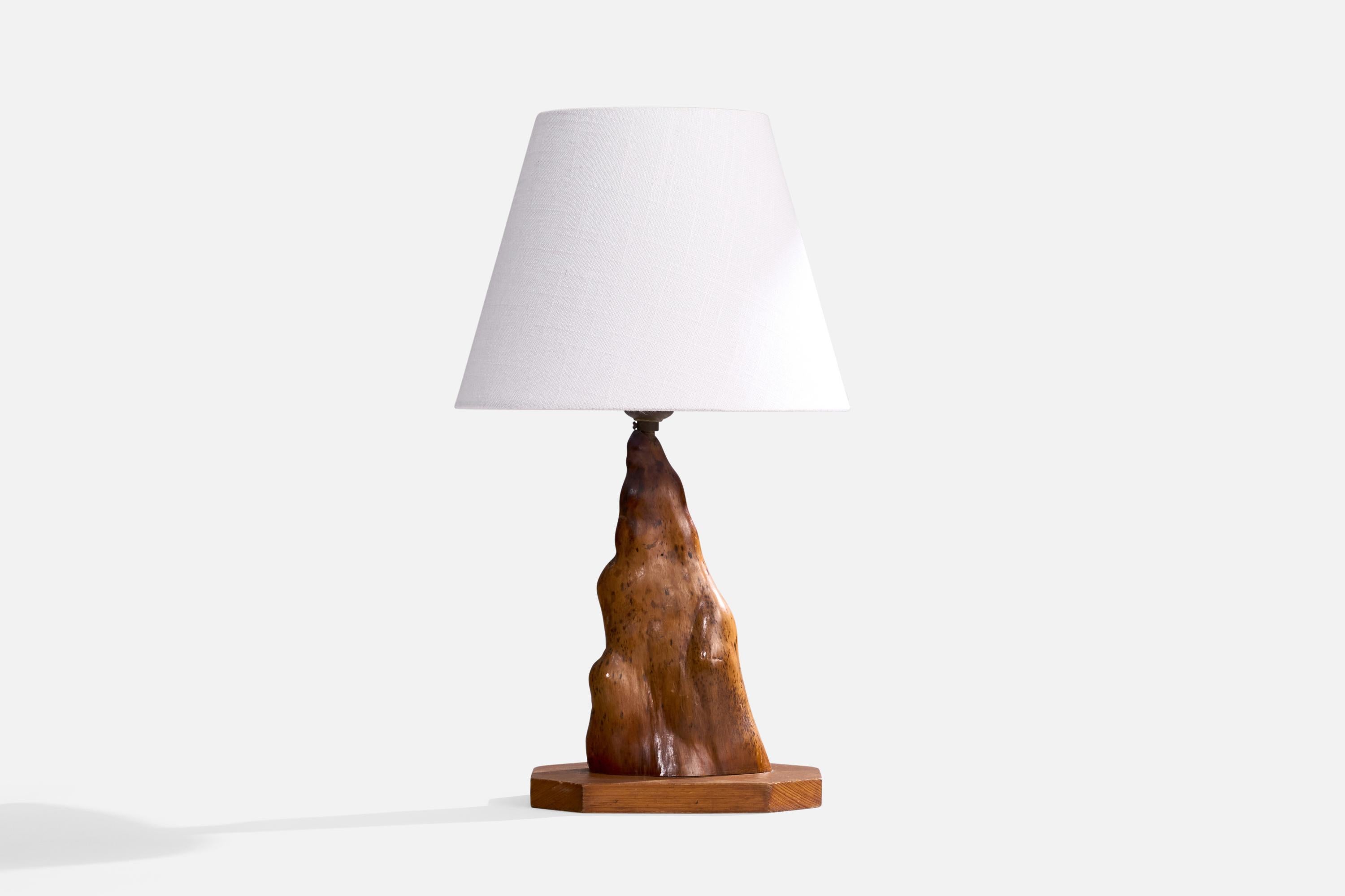 Lámpara de sobremesa de madera de nudo, roble y latón, diseñada y fabricada en EE.UU., c. 1960.

Dimensiones de la lámpara (pulgadas): 12