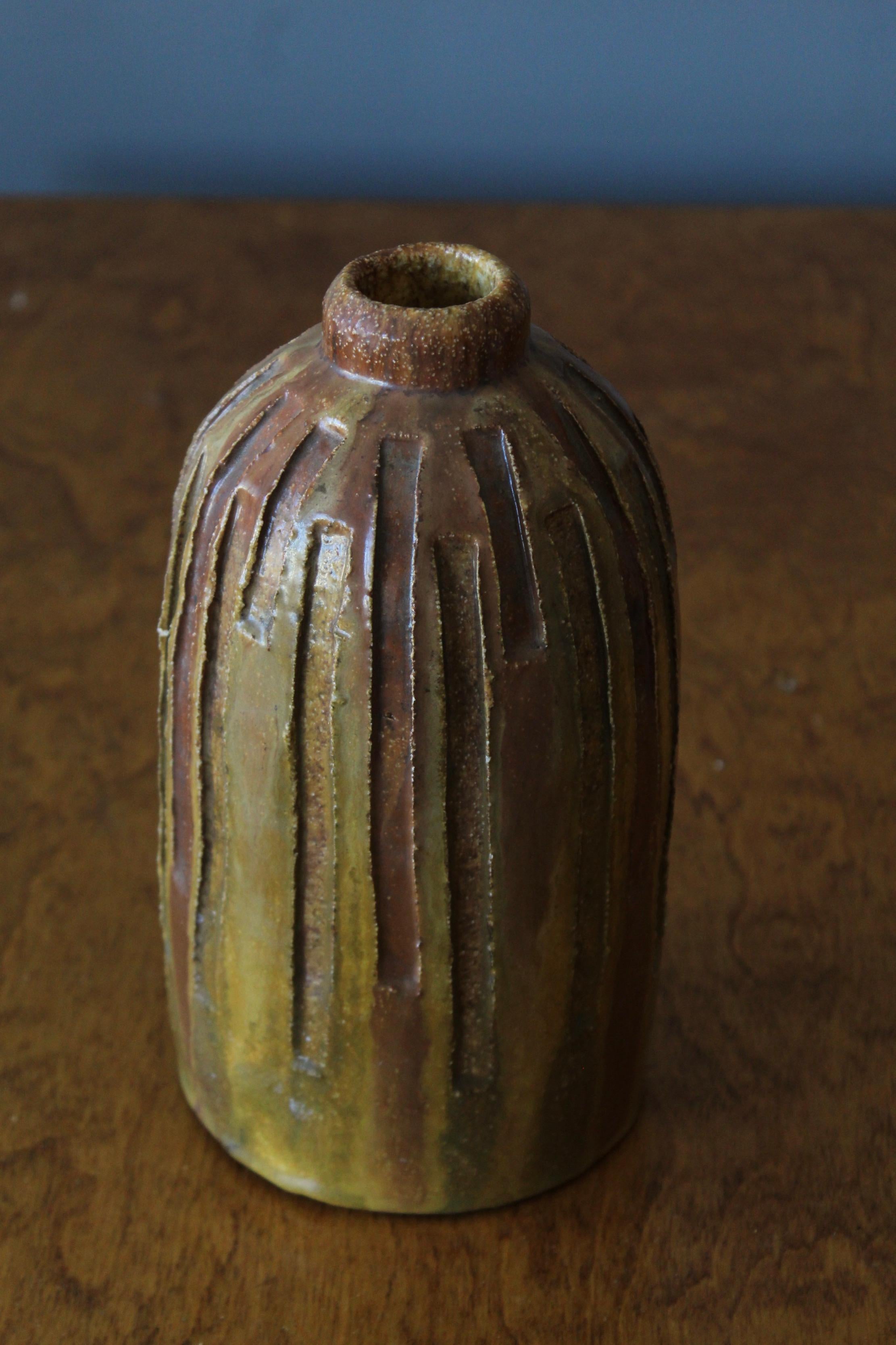 American Craft, Vase, Incised Brown Glazed Ceramic, America, 1960s In Good Condition In High Point, NC