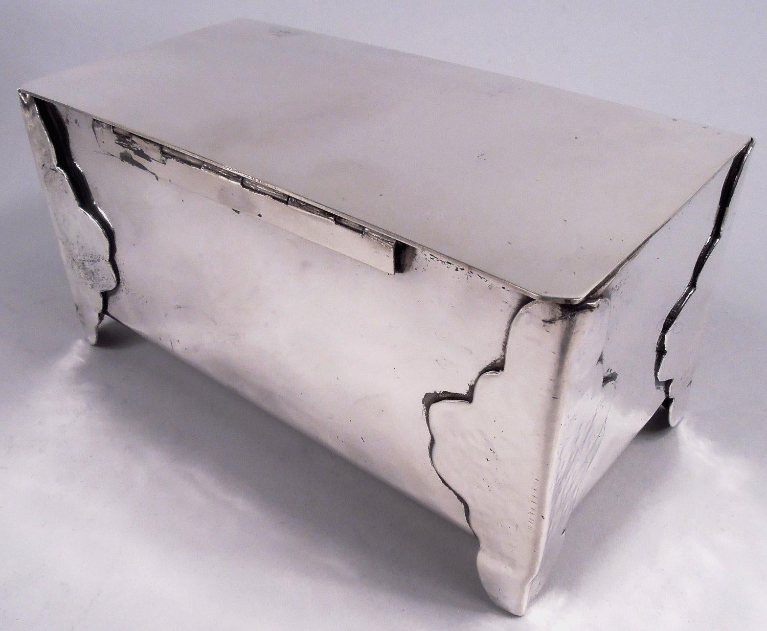 Caja cofre de plata de ley gótica artesana americana Martillado en venta