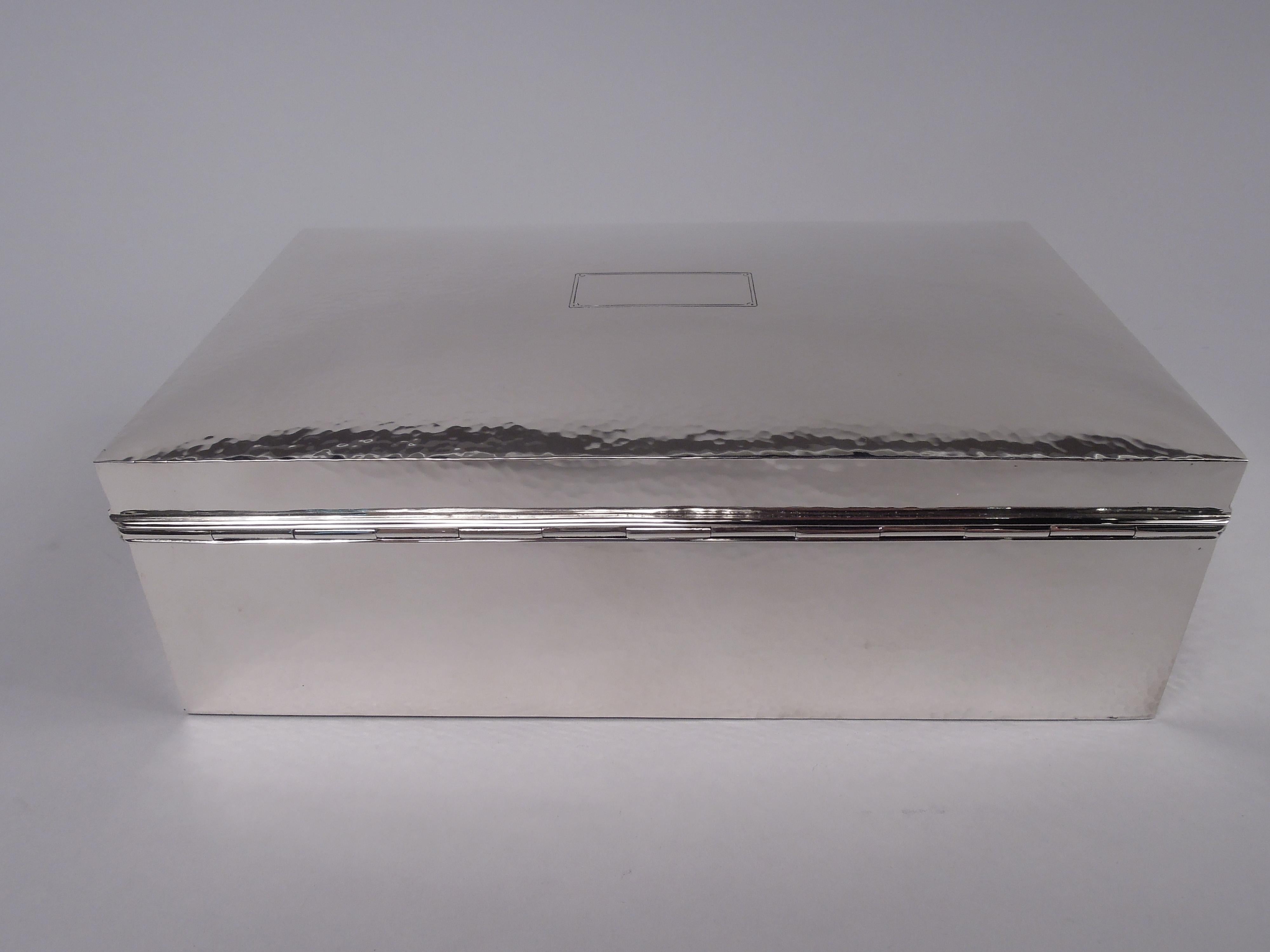 Caja de plata de ley artesana americana martillada a mano Estadounidense en venta