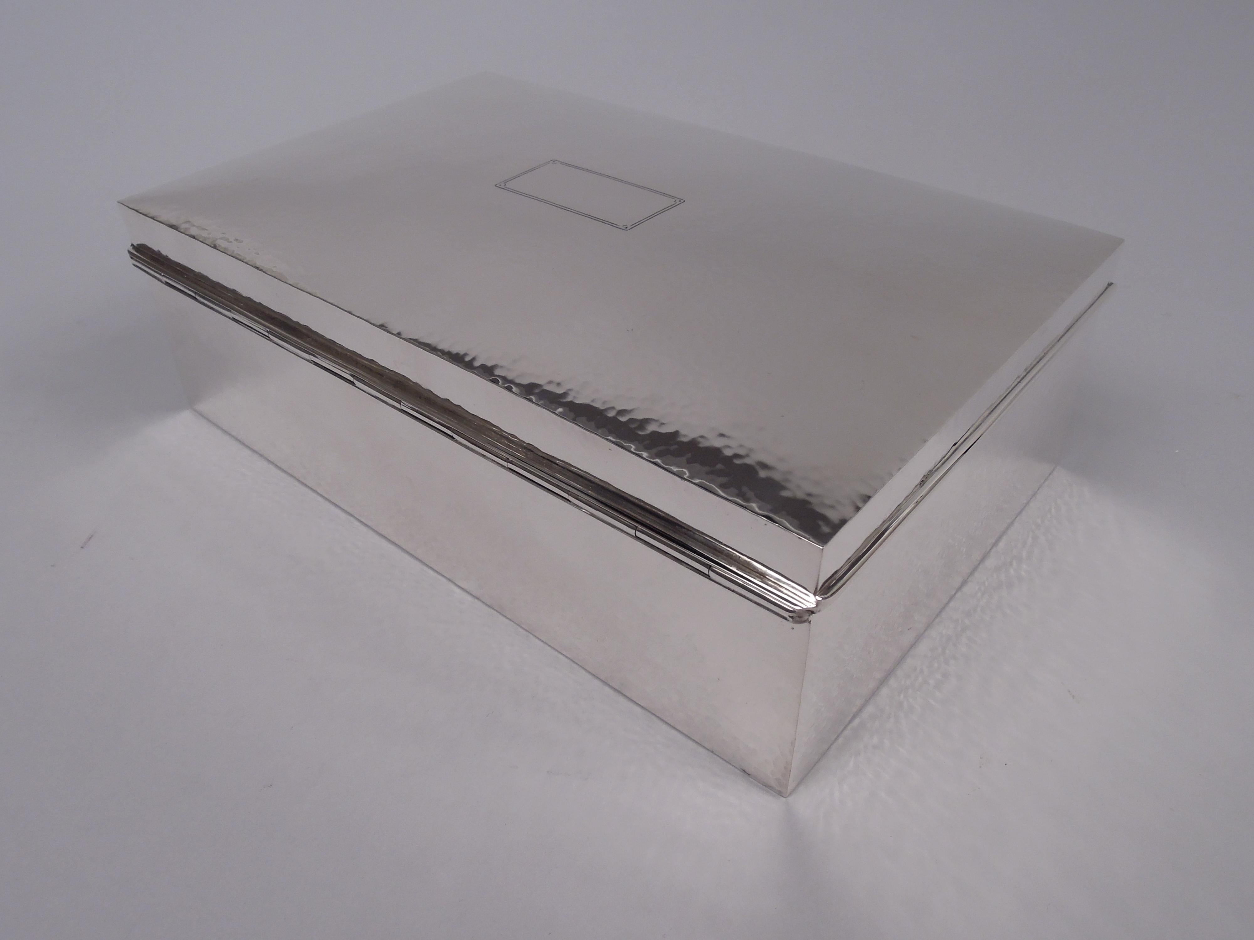 Caja de plata de ley artesana americana martillada a mano en Bueno estado para la venta en New York, NY