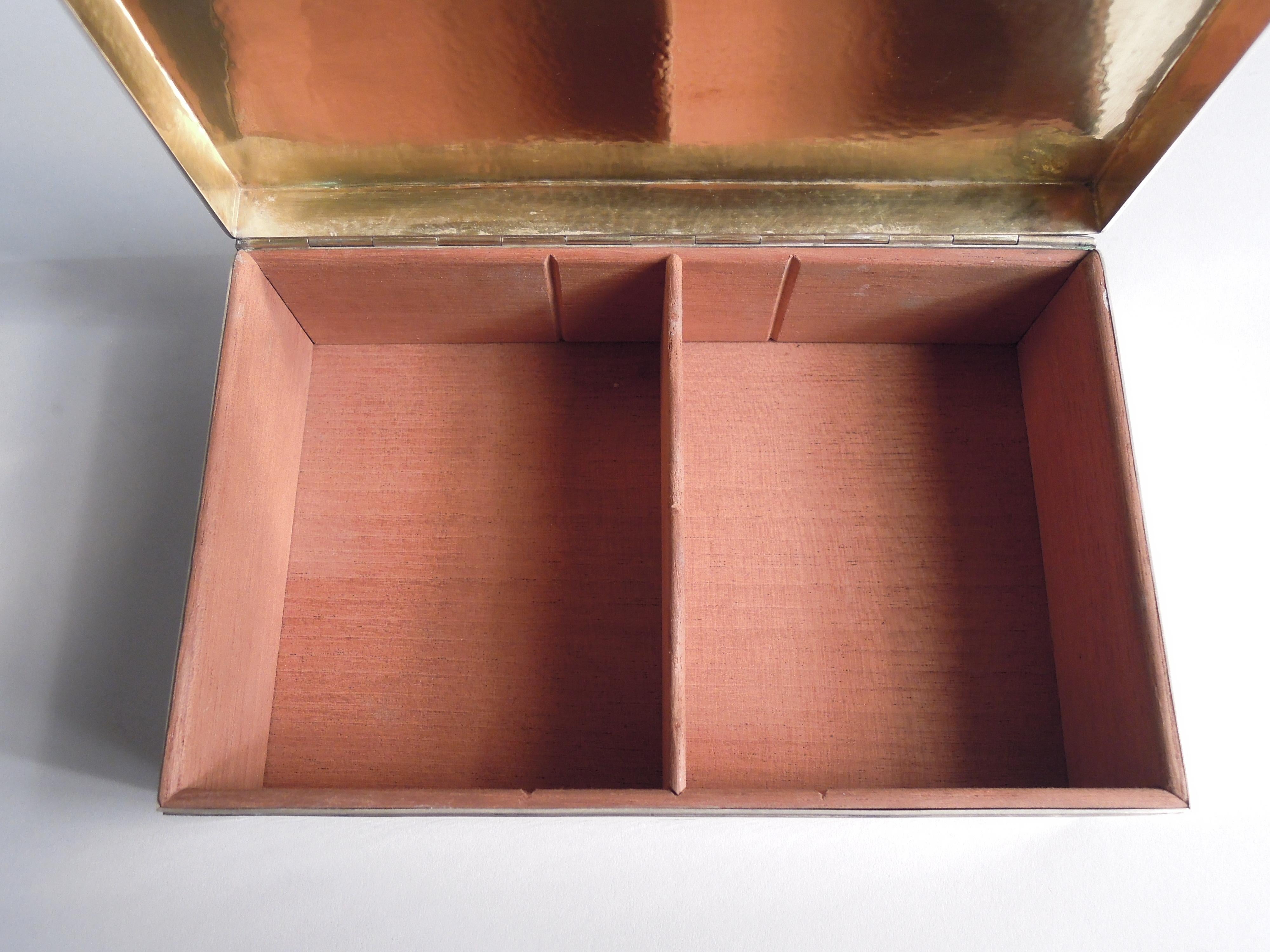 Caja de plata de ley artesana americana martillada a mano siglo XX en venta