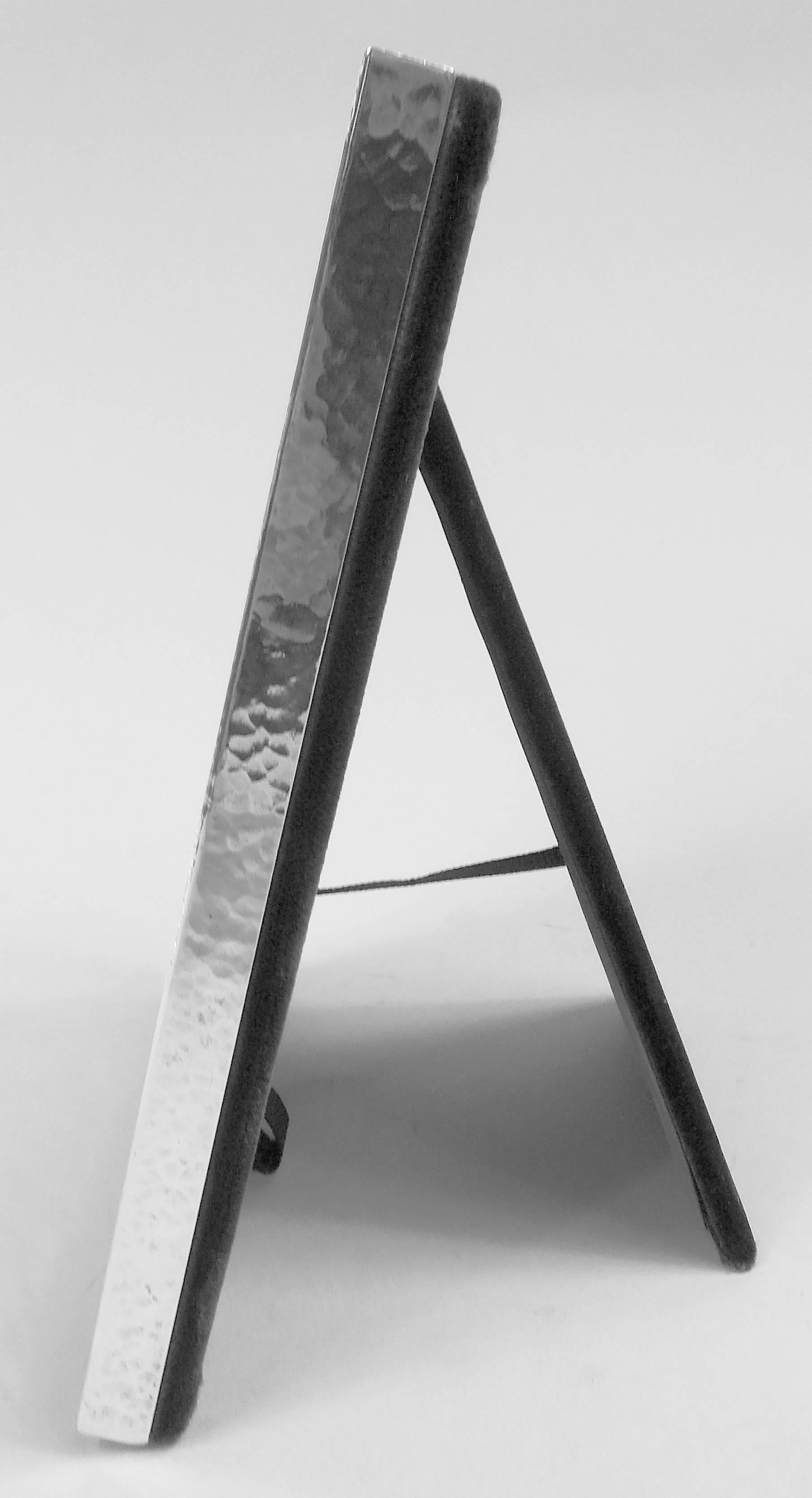 Cornice per foto in argento sterling artigianale edoardiana. Prodotto da Scharling & Co. a Newark, nel 1910 circa. Finestra rettangolare con lo stesso contorno piatto. Martellatura a macchie sul fronte e sui lati. Al centro della rotaia superiore