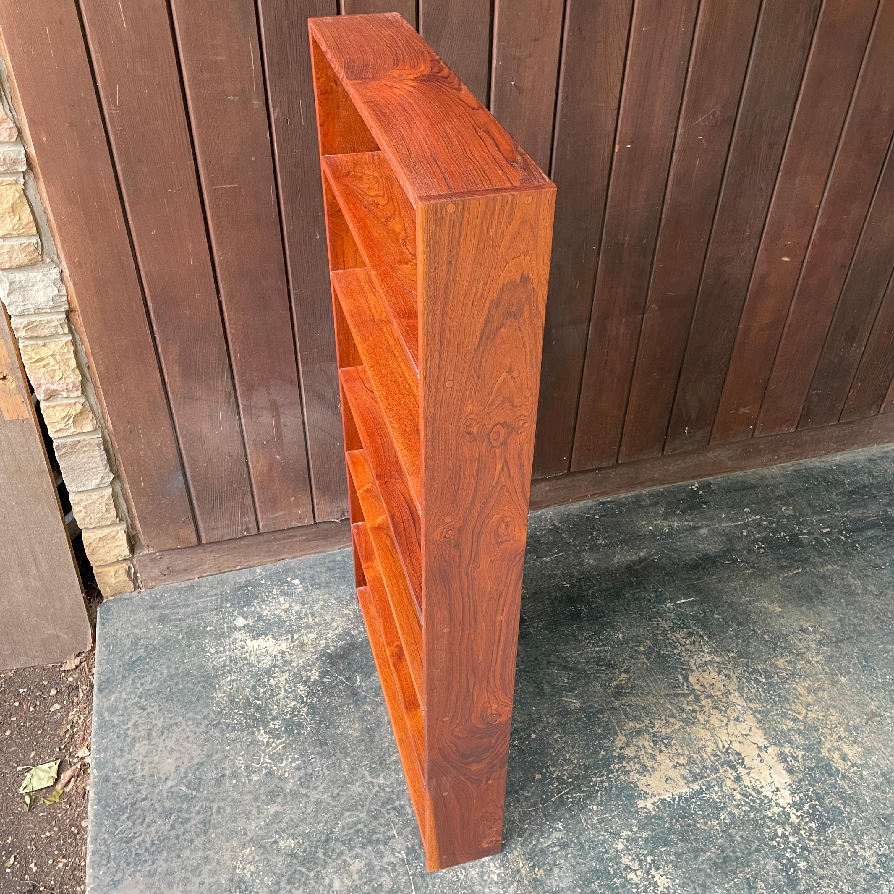 American Craftsman Rosewood Paperback Bookcase Vintage Mid-Century Narrow en venta 2