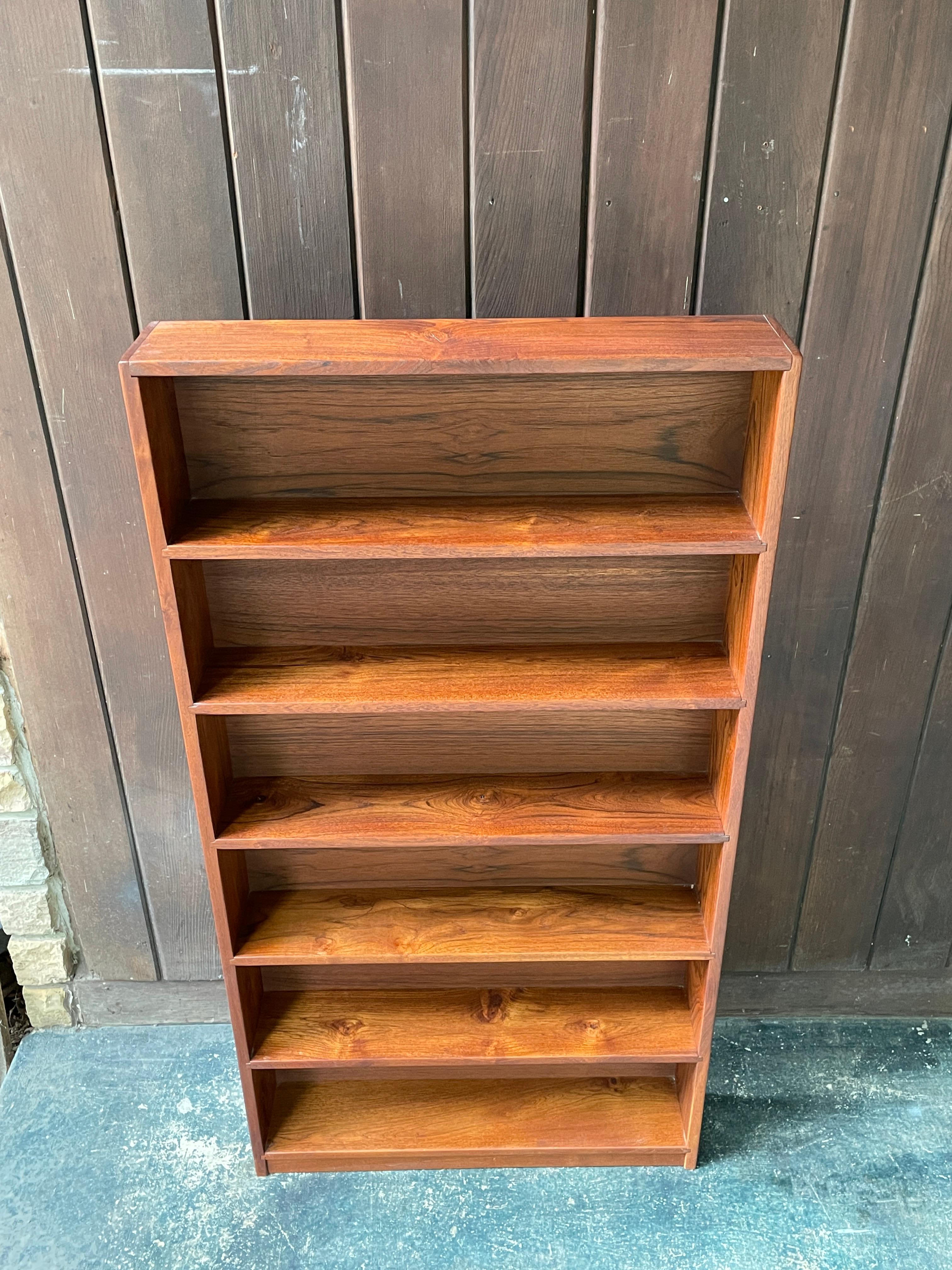 Bonita estantería librería de pared autoportante ultraestrecha. Construcción pesada de palisandro / palisandro macizo. La última imagen muestra otra librería, más ancha, que está disponible.