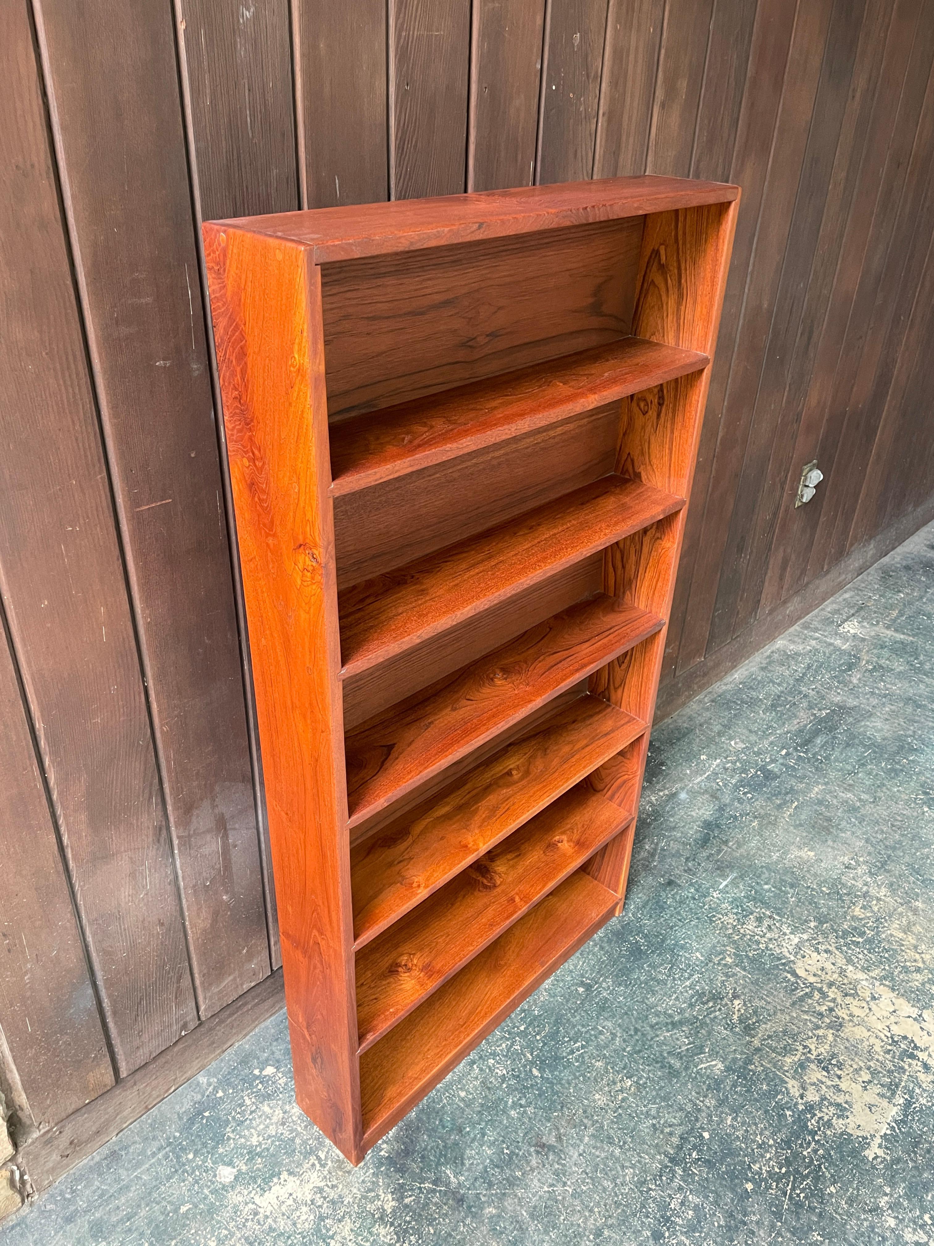 American Craftsman Rosewood Paperback Bookcase Vintage Mid-Century Narrow Escandinavo moderno en venta