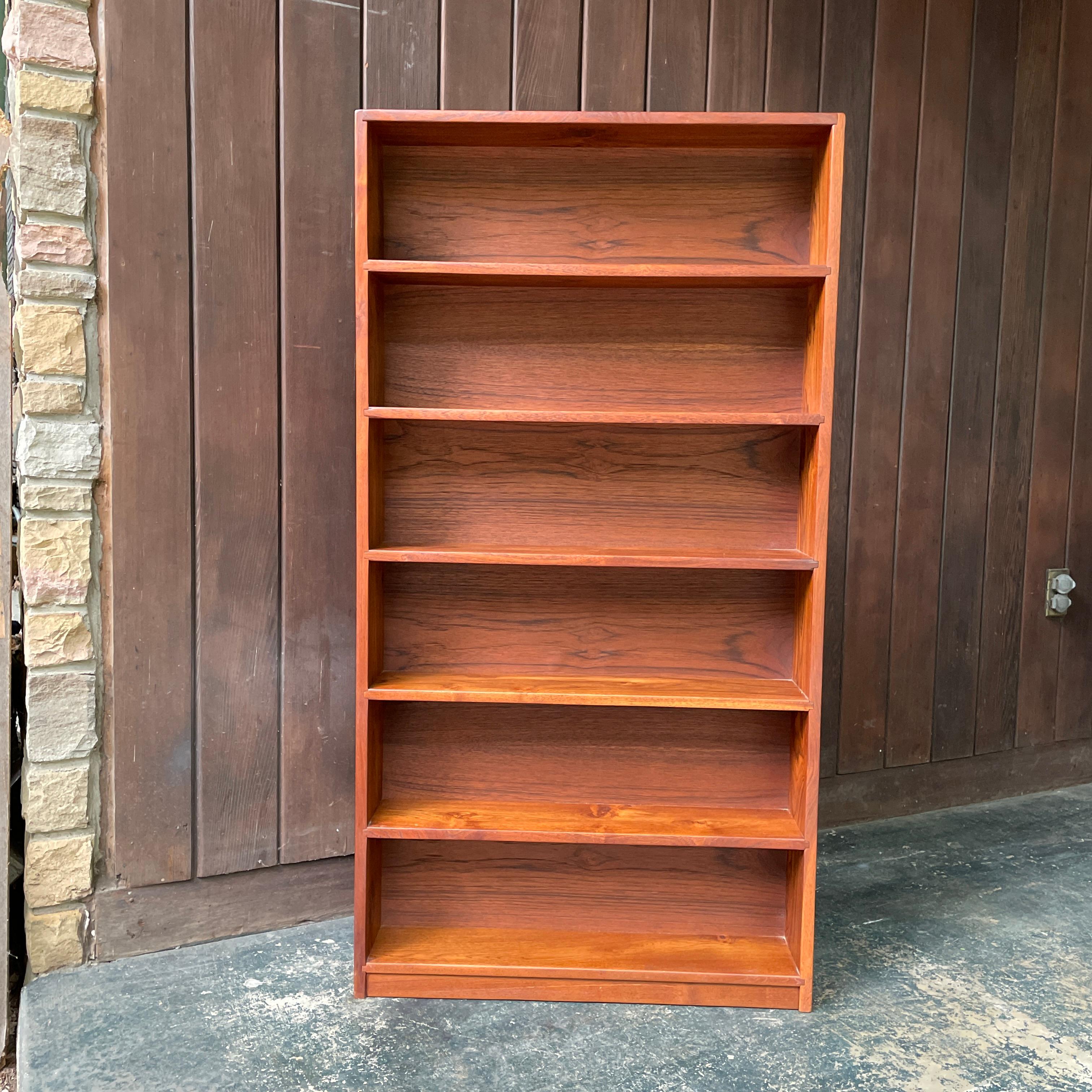 American Craftsman Rosewood Paperback Bookcase Vintage Mid-Century Narrow Estadounidense en venta