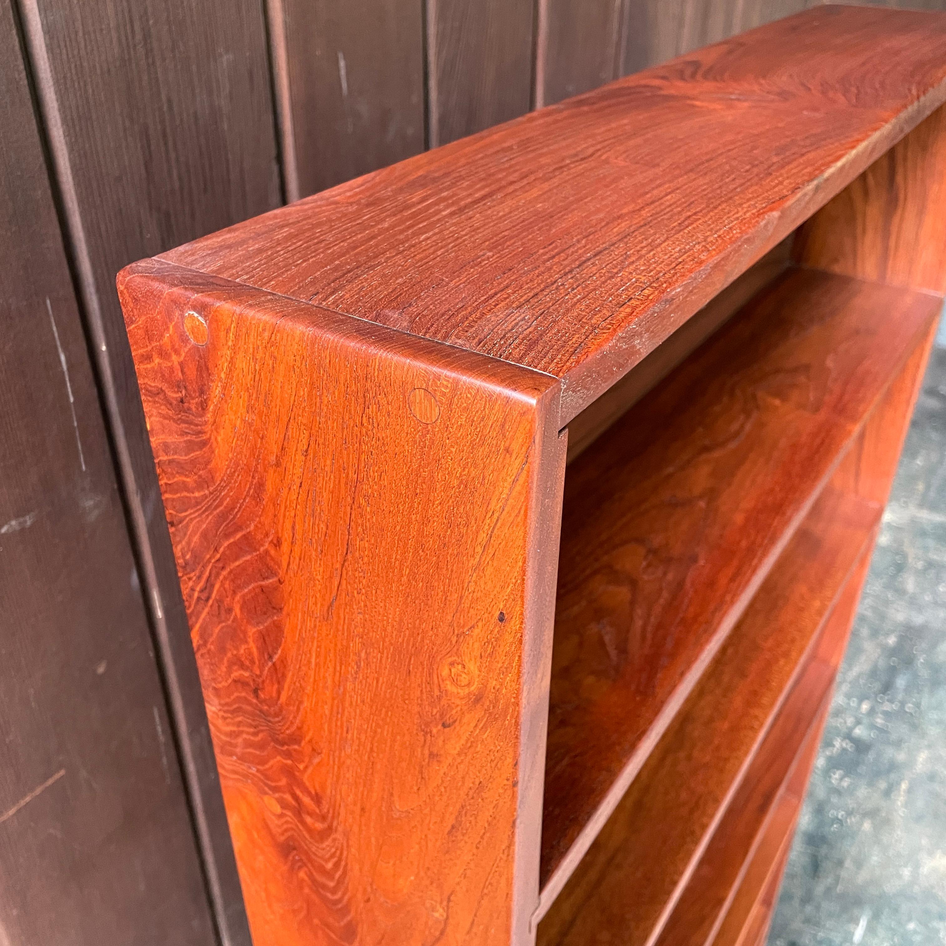 American Craftsman Rosewood Paperback Bookcase Vintage Mid-Century Narrow Hecho a mano en venta