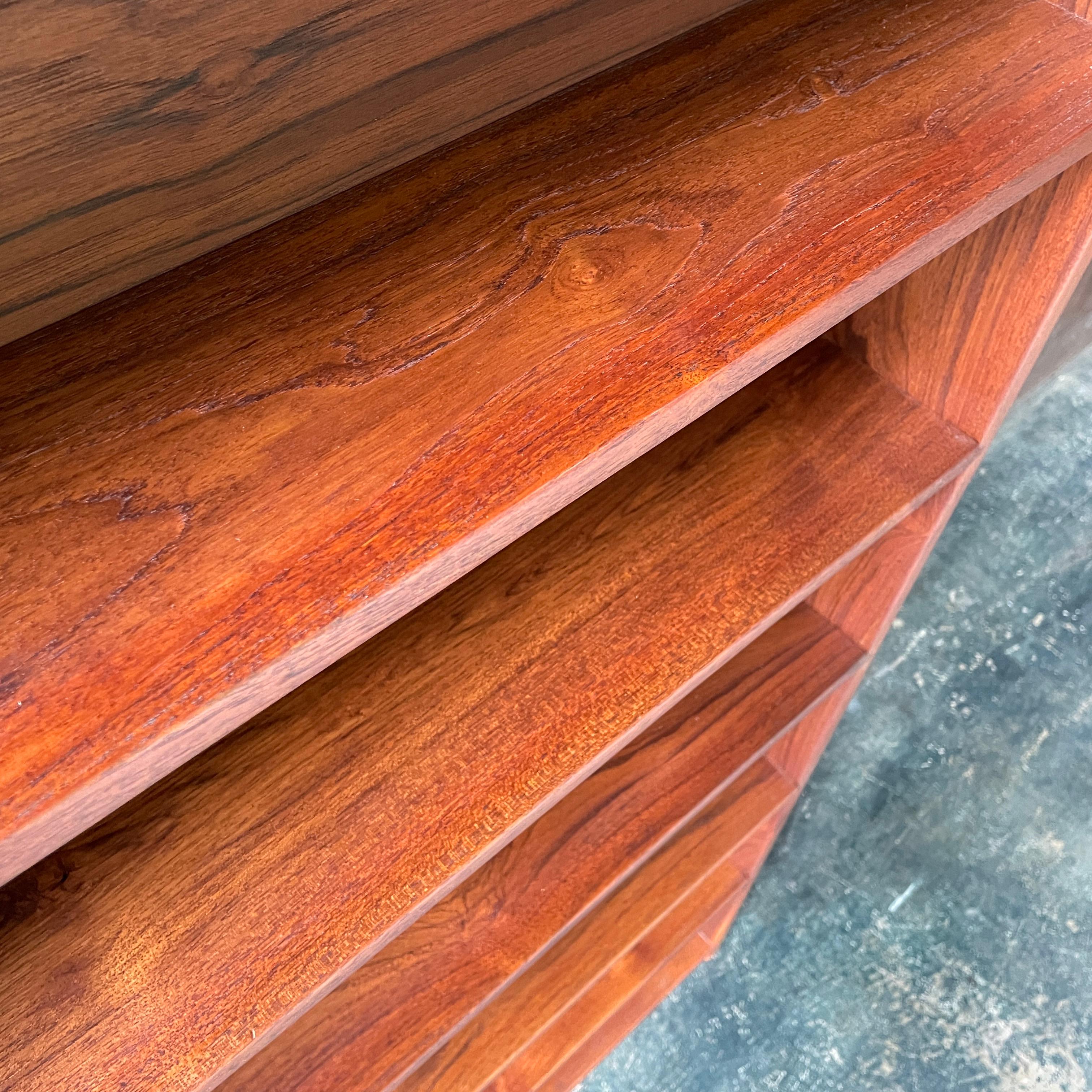 American Craftsman Rosewood Paperback Bookcase Vintage Mid-Century Narrow en Bastante bueno estado para la venta en Hyattsville, MD