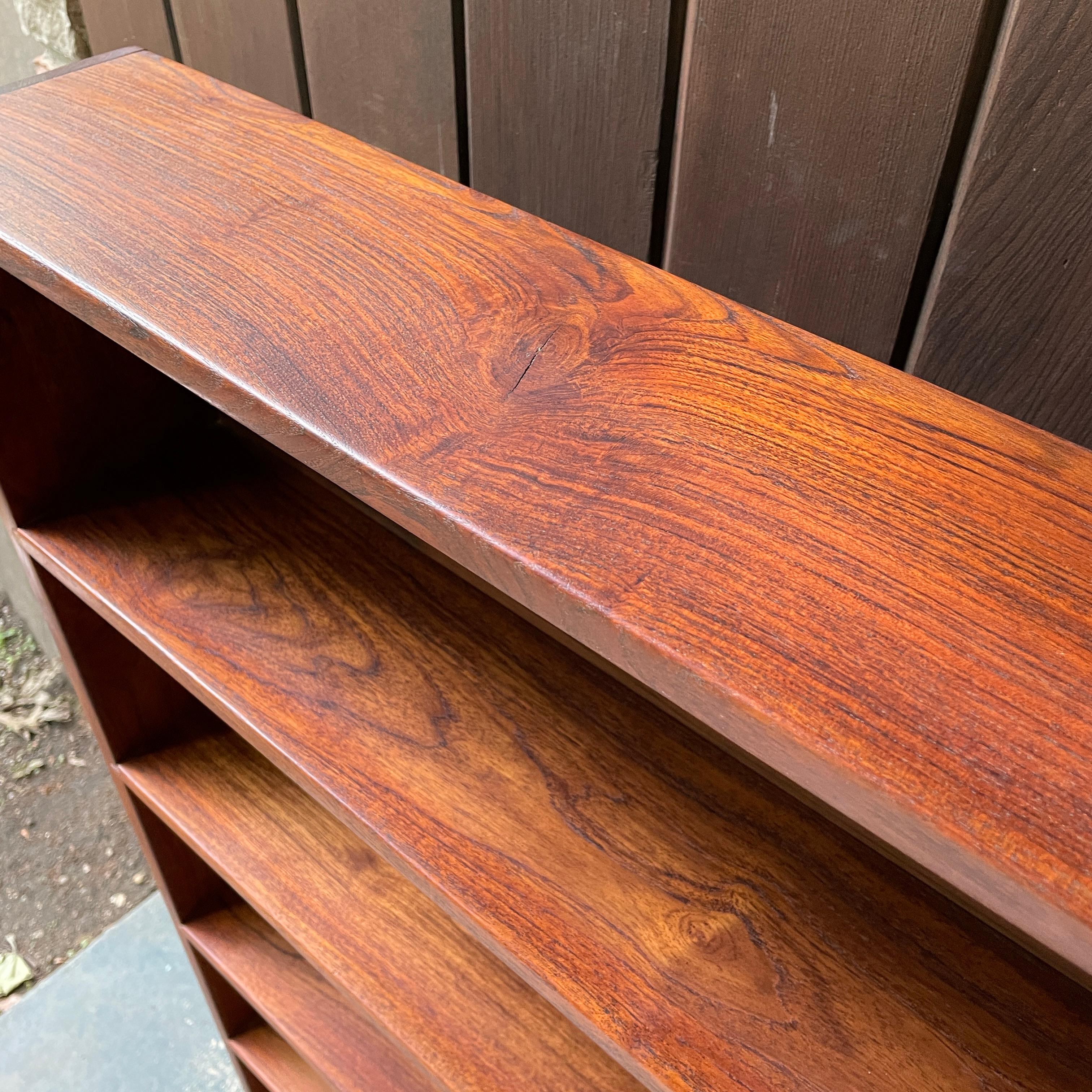 American Craftsman Rosewood Paperback Bookcase Vintage Mid-Century Narrow mediados del siglo XX en venta