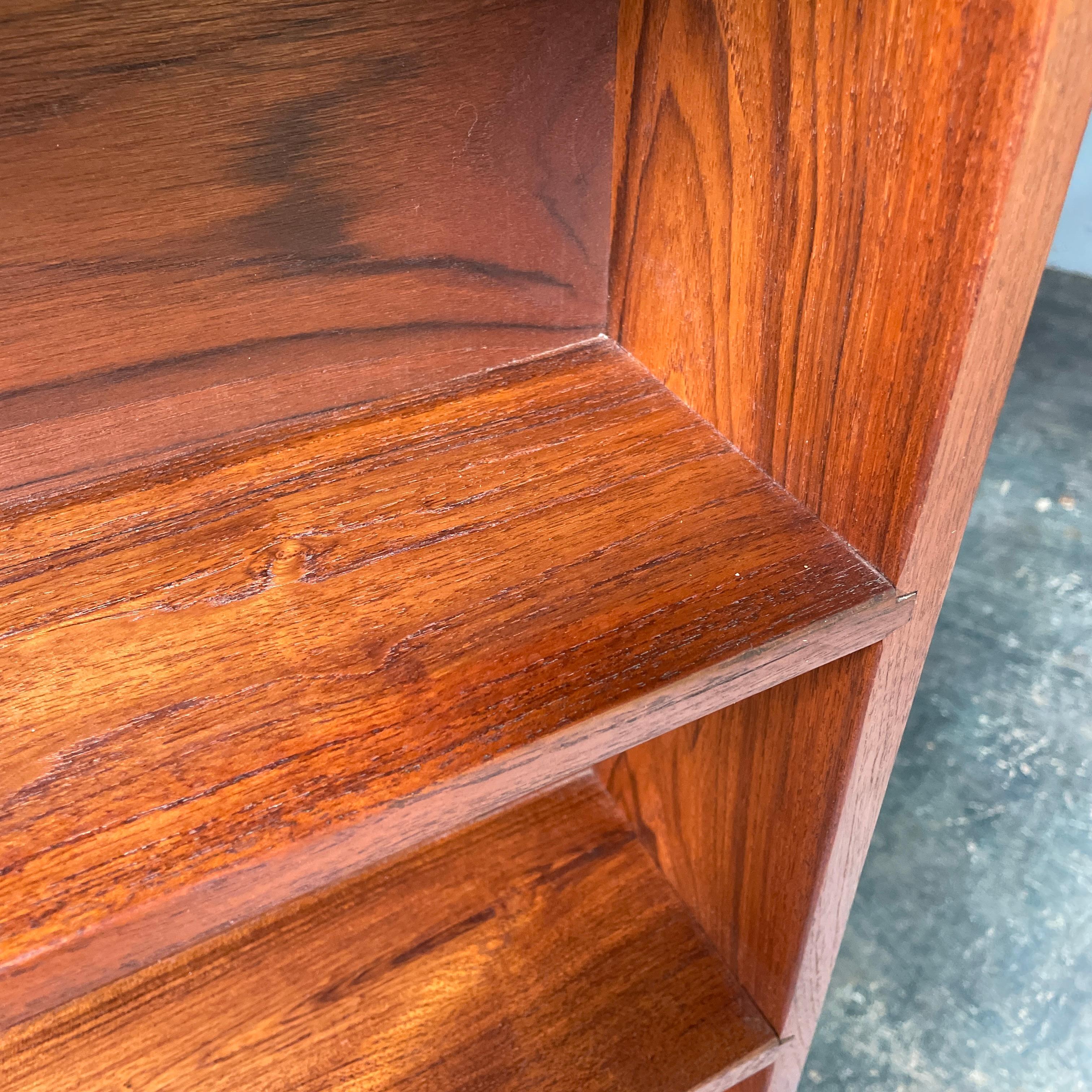 American Craftsman Rosewood Paperback Bookcase Vintage Mid-Century Narrow Palo de rosa en venta