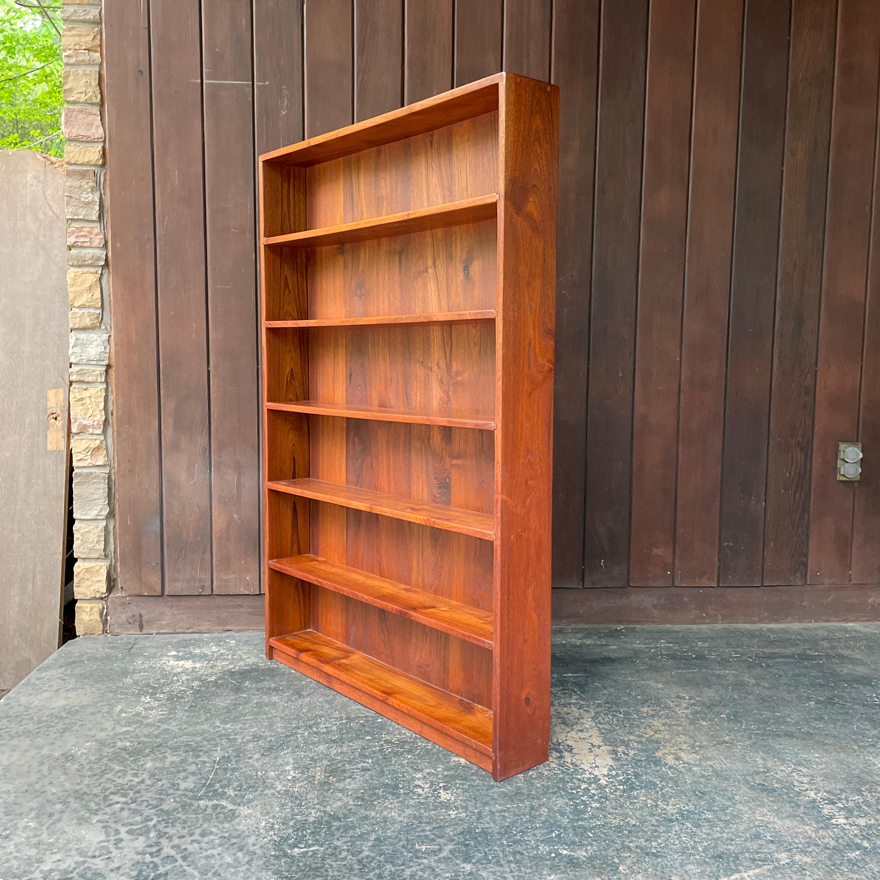 Otra estantería más ancha para libros de bolsillo, poco profunda para entradas.  Bien hecha, hermosa veta activa, ésta tiene la parte trasera acabada.  Construcción pesada de palisandro / palisandro macizo. La última imagen muestra otra librería,