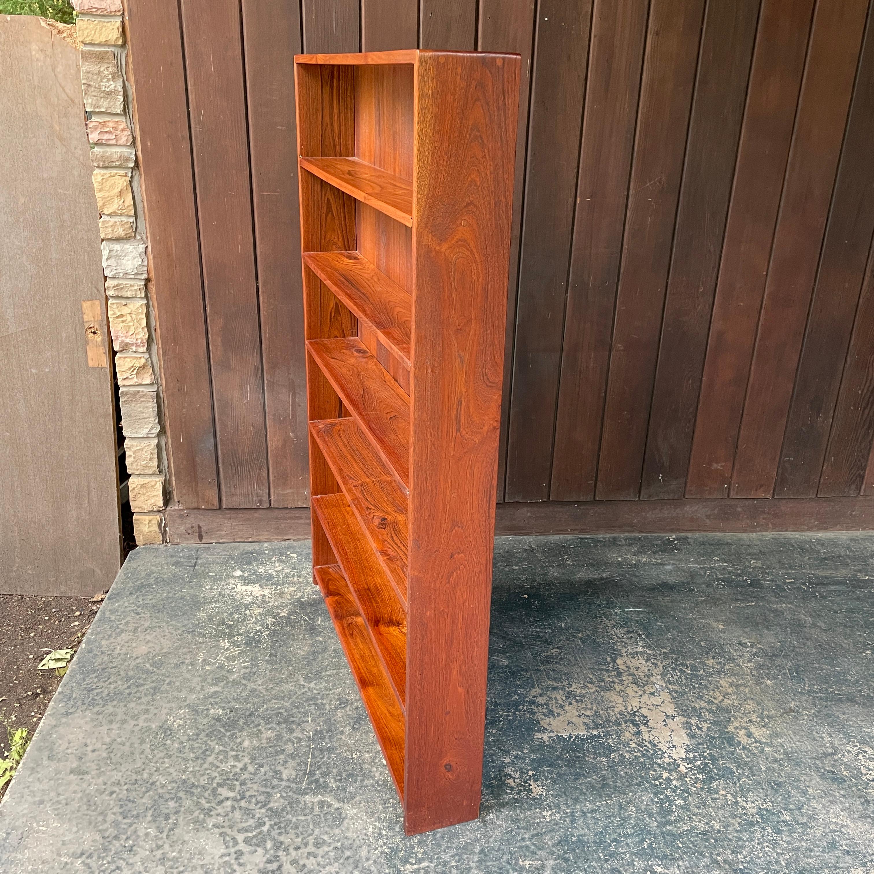American Craftsman Librería empapelada de palisandro macizo Vintage Mid-Century Wider Escandinavo moderno en venta