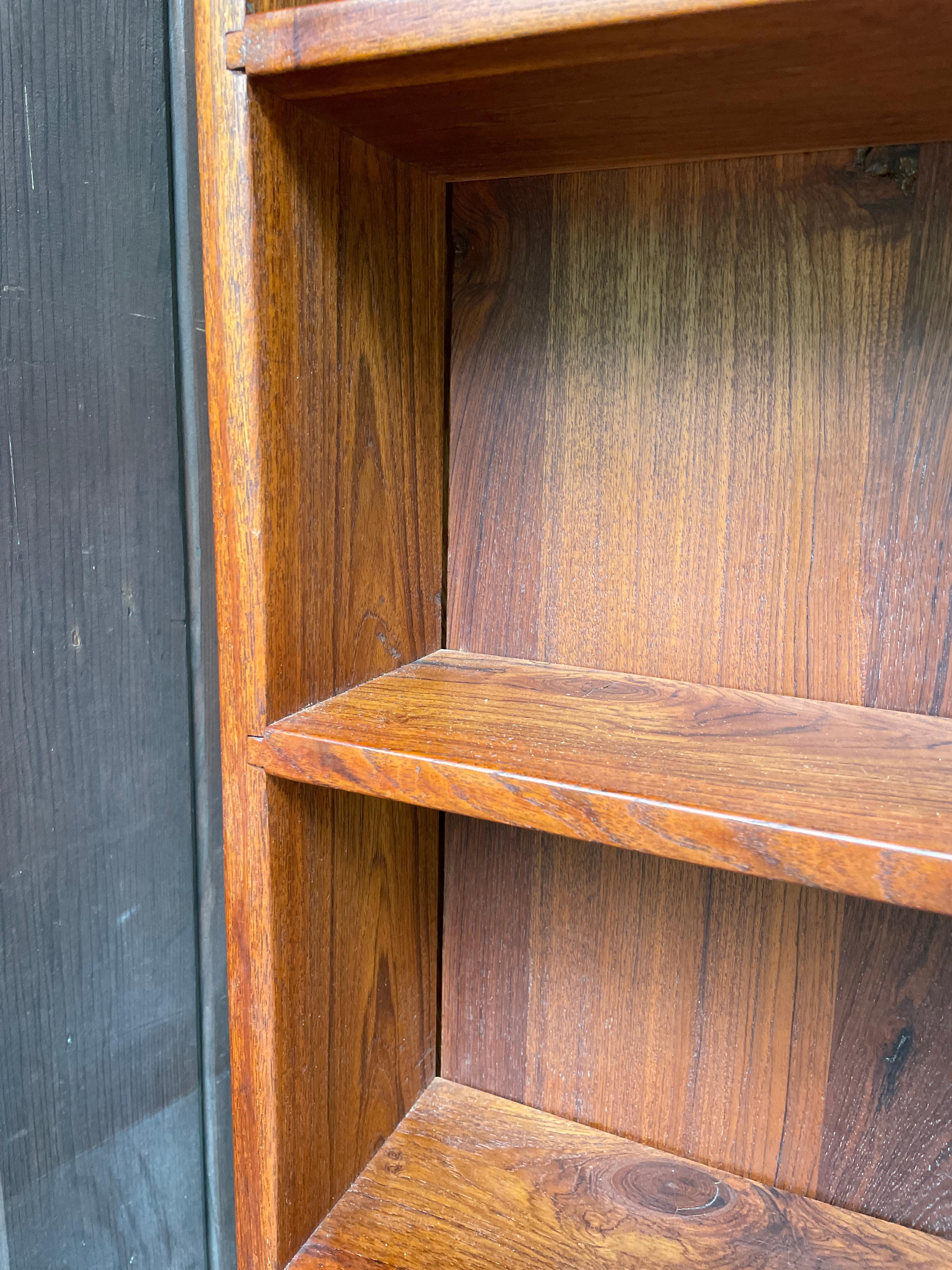 American Craftsman Librería empapelada de palisandro macizo Vintage Mid-Century Wider en Bastante bueno estado para la venta en Hyattsville, MD