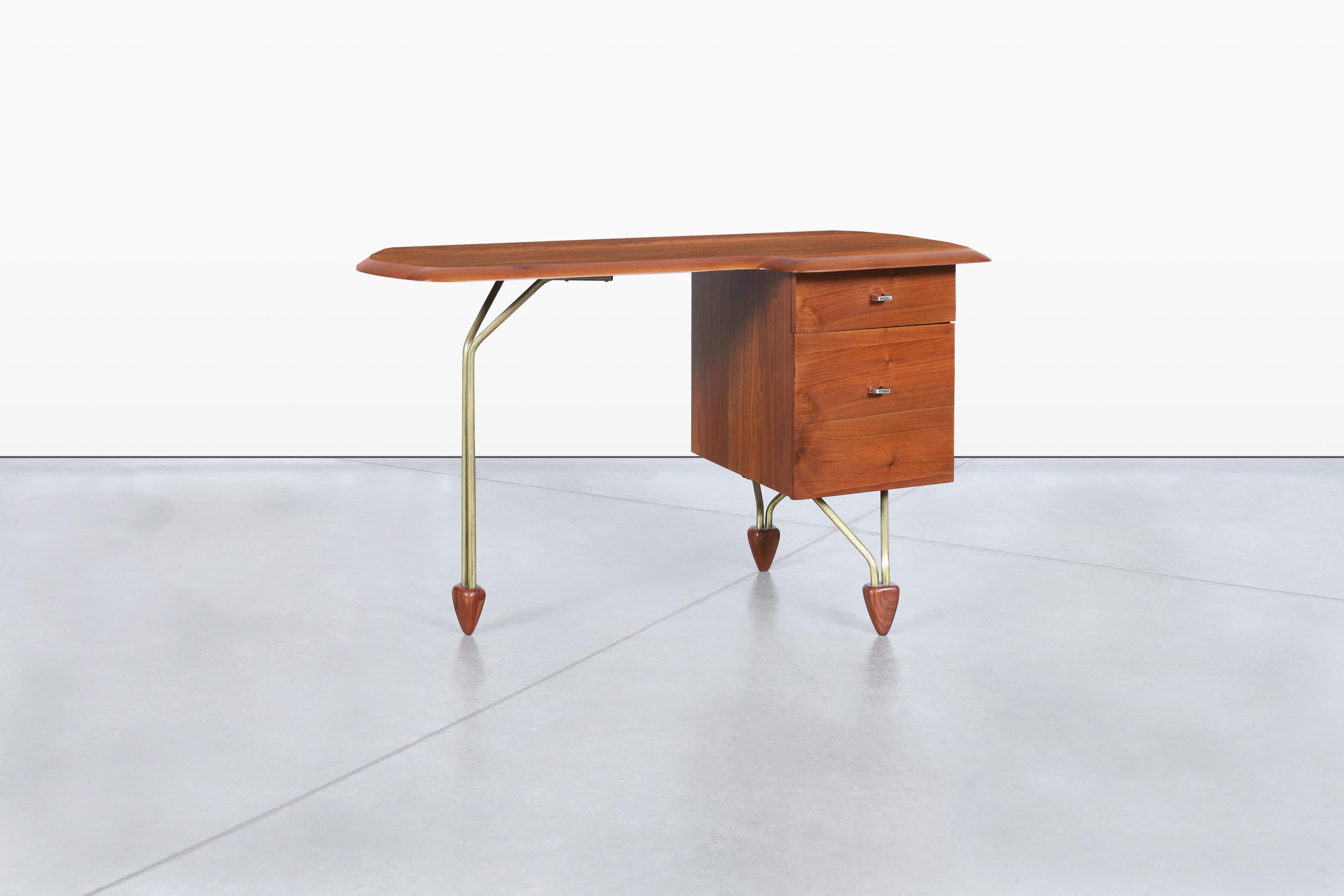 Mid-20th Century American Craftsmanship Walnut Desk Attributed to John Keal