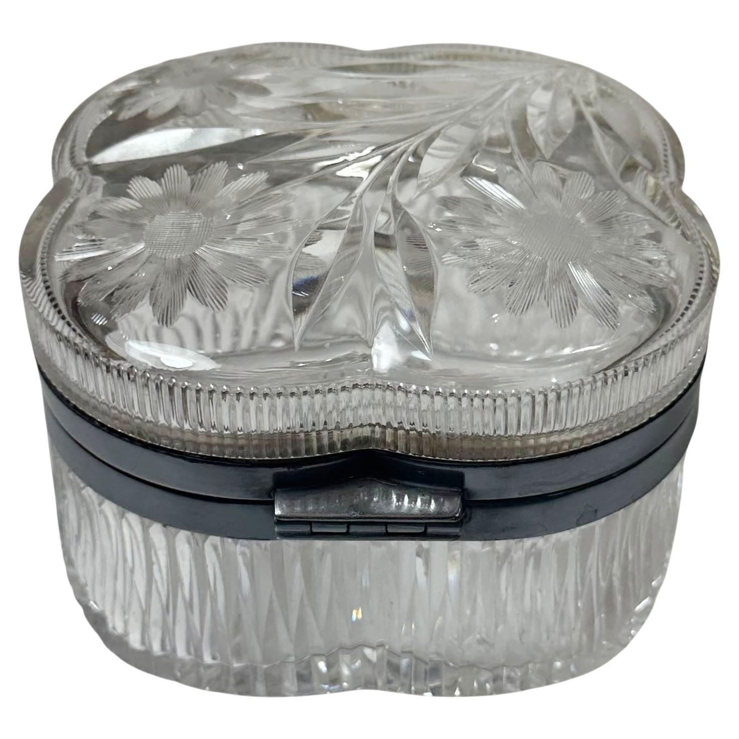 Caja de cristal tallado americano con borde plateado