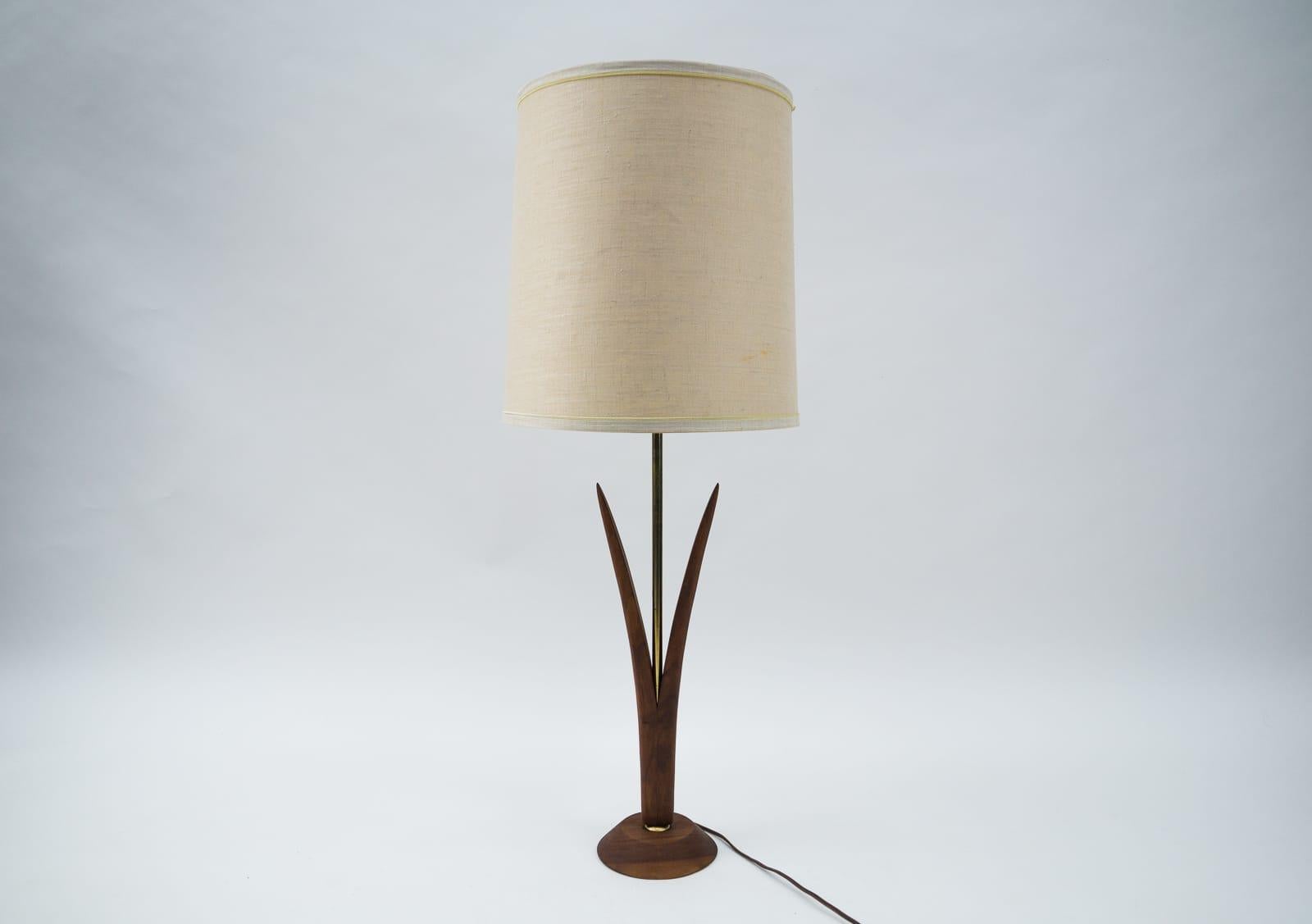 Very beautiful filigree teak table lamp.

The shade has lighter stains, see pictures. Otherwise good condition with slight signs of use.

Original wiring and power plug.
 