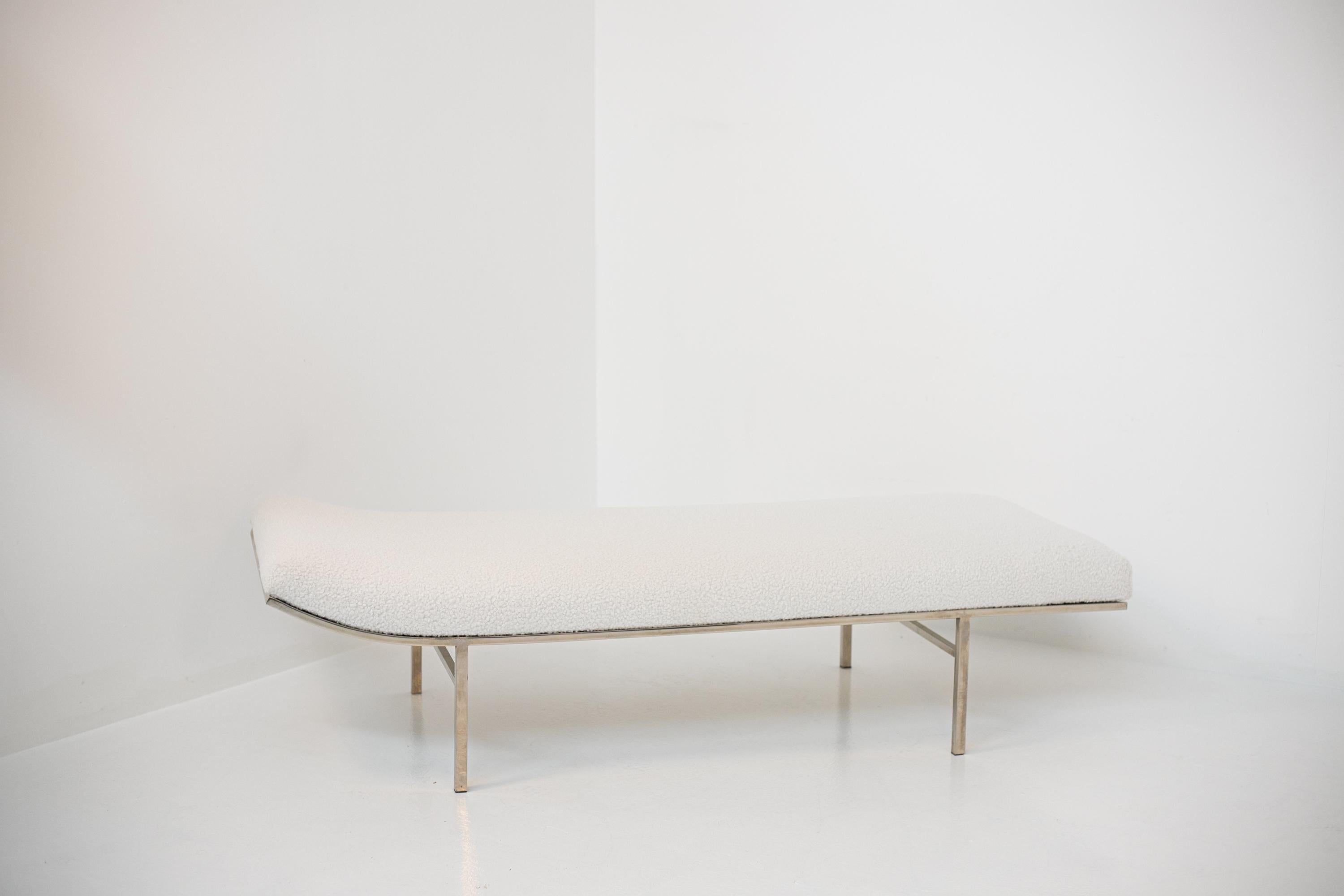American Daybed by Jules Heumann in White Bouclè and Steel For Sale 9