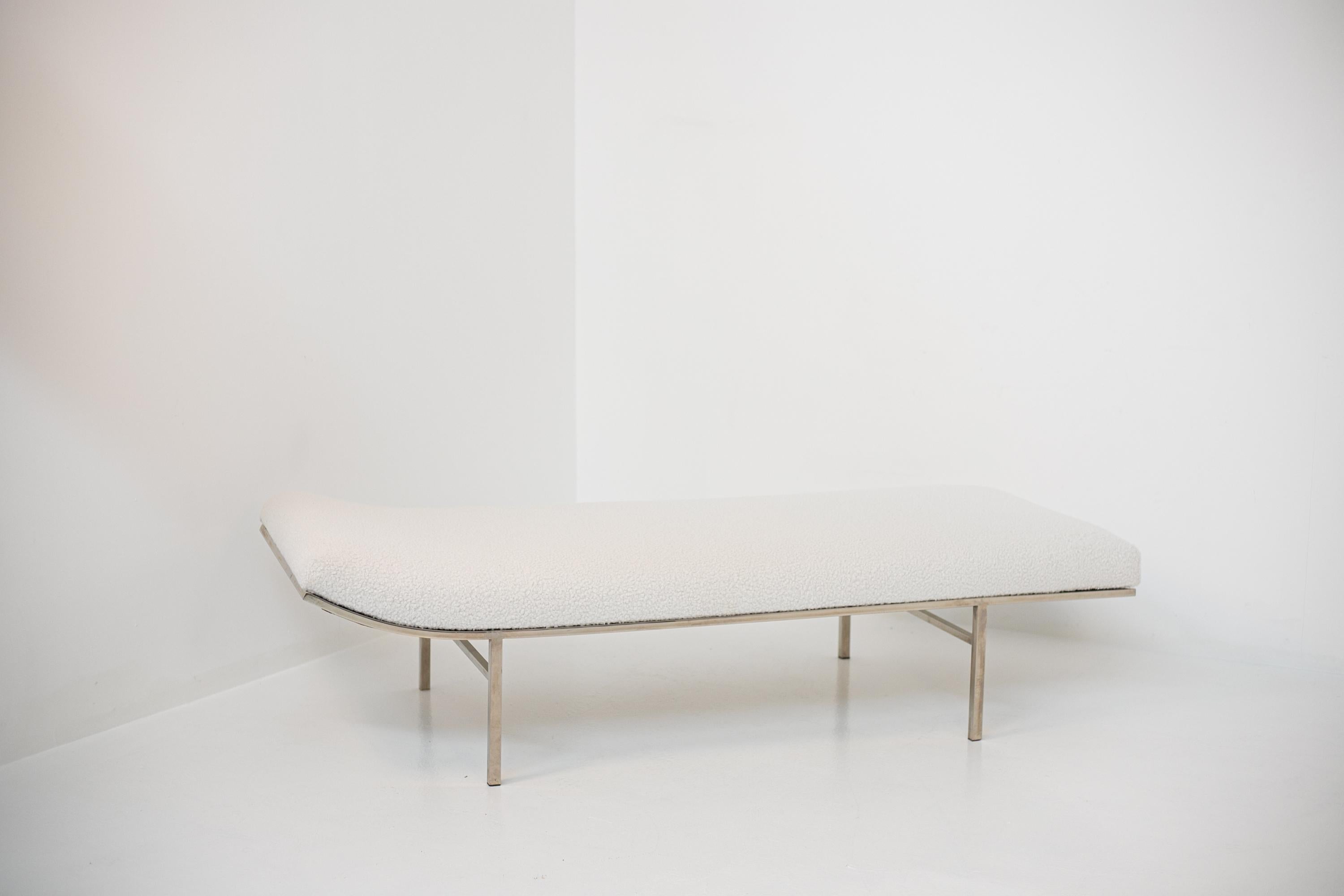 American Daybed by Jules Heumann in White Bouclè and Steel For Sale 10