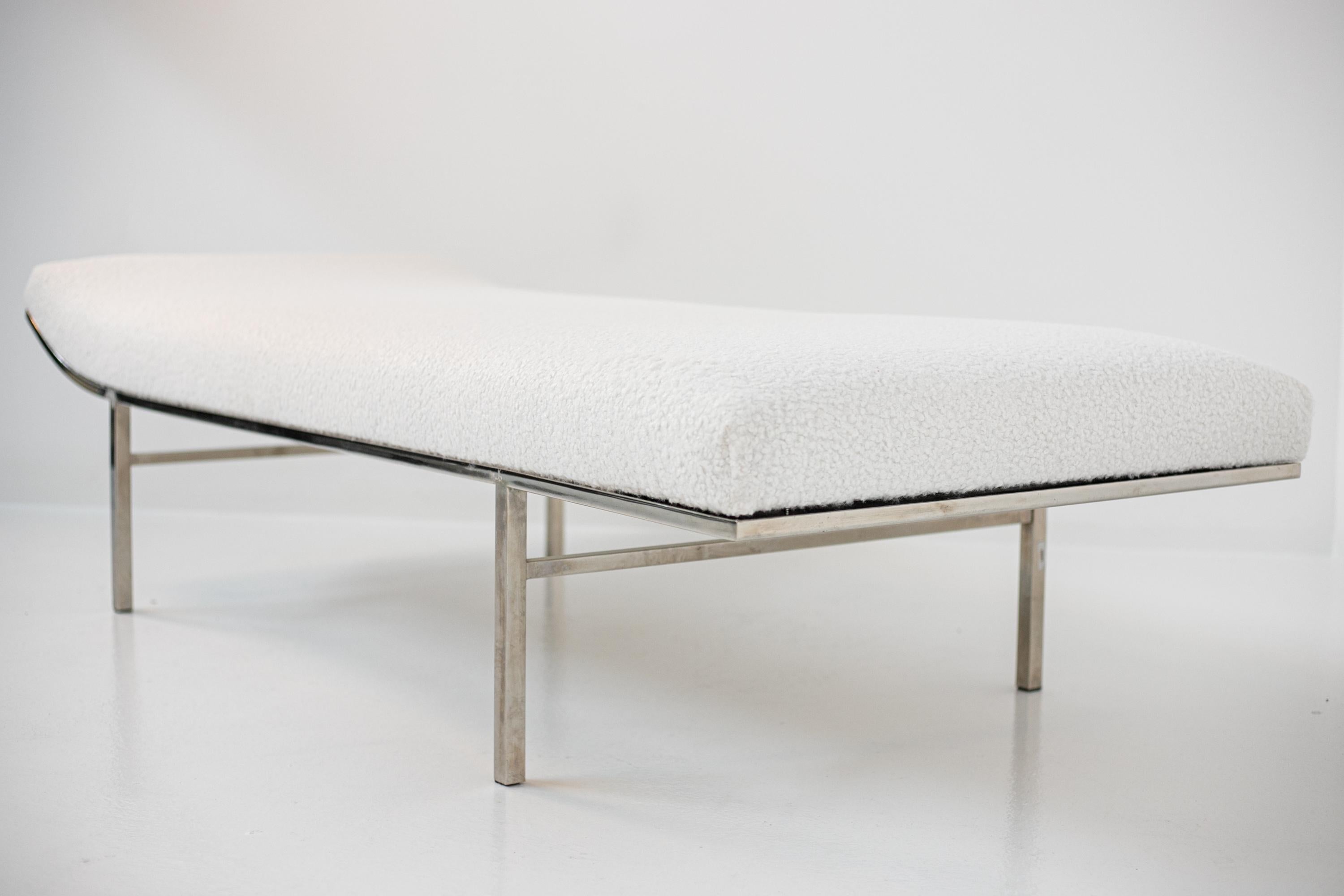 American Daybed by Jules Heumann in White Bouclè and Steel For Sale 11