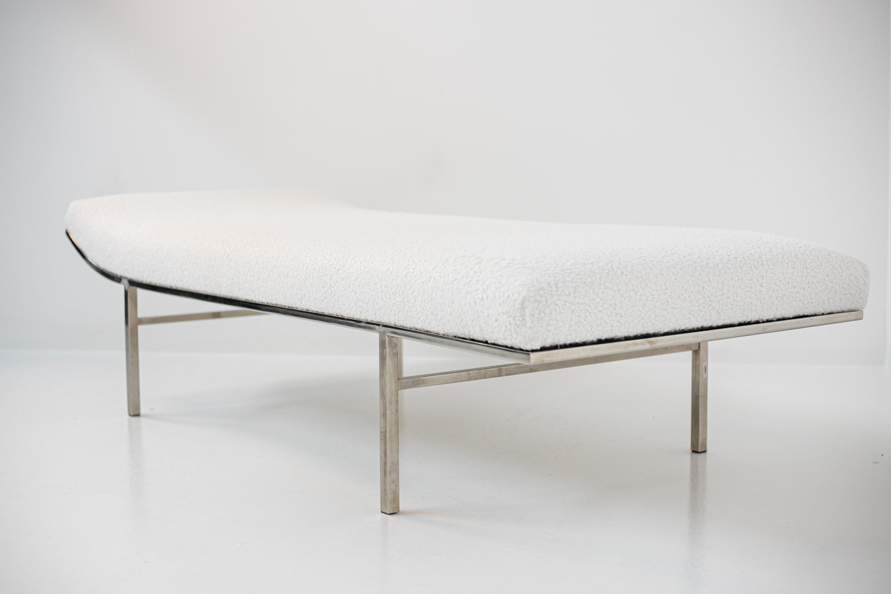 American Daybed by Jules Heumann in White Bouclè and Steel For Sale 13