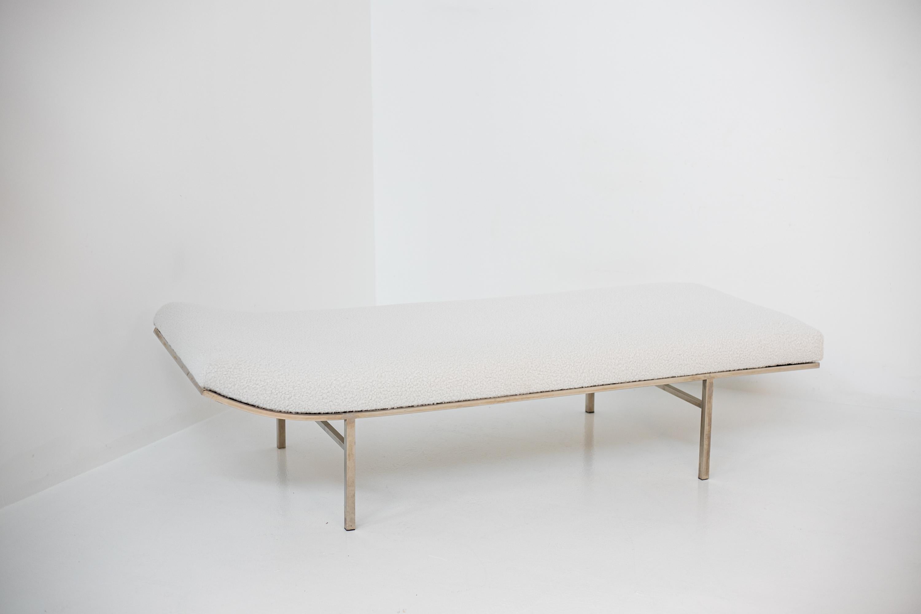 American Daybed by Jules Heumann in White Bouclè and Steel For Sale 14