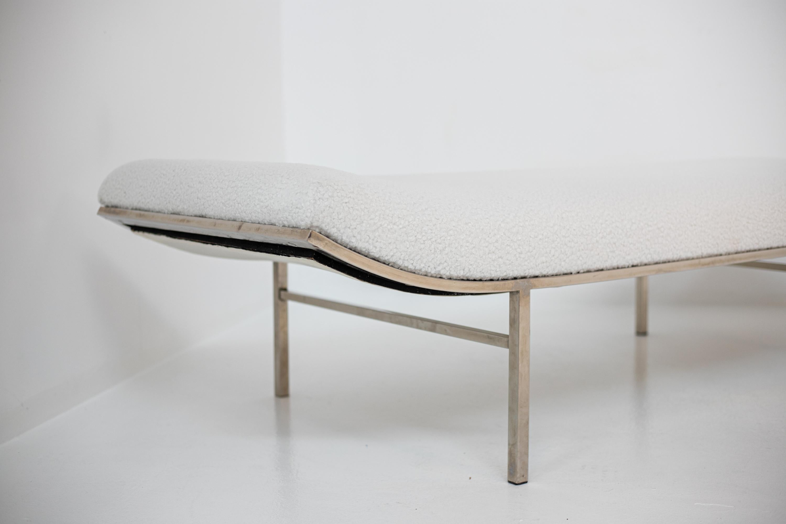 Mid-Century Modern American Daybed by Jules Heumann in White Bouclè and Steel For Sale