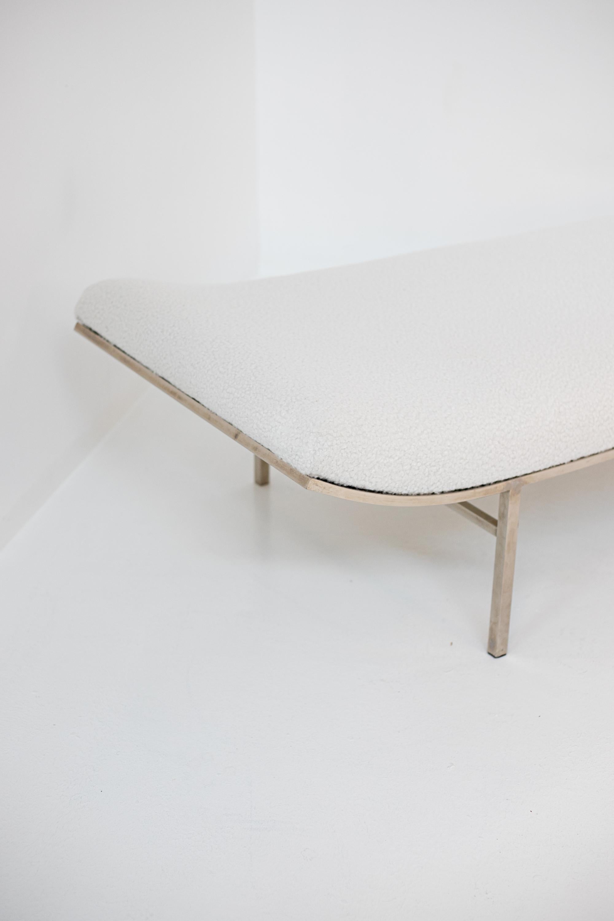 American Daybed by Jules Heumann in White Bouclè and Steel In Good Condition For Sale In Milano, IT
