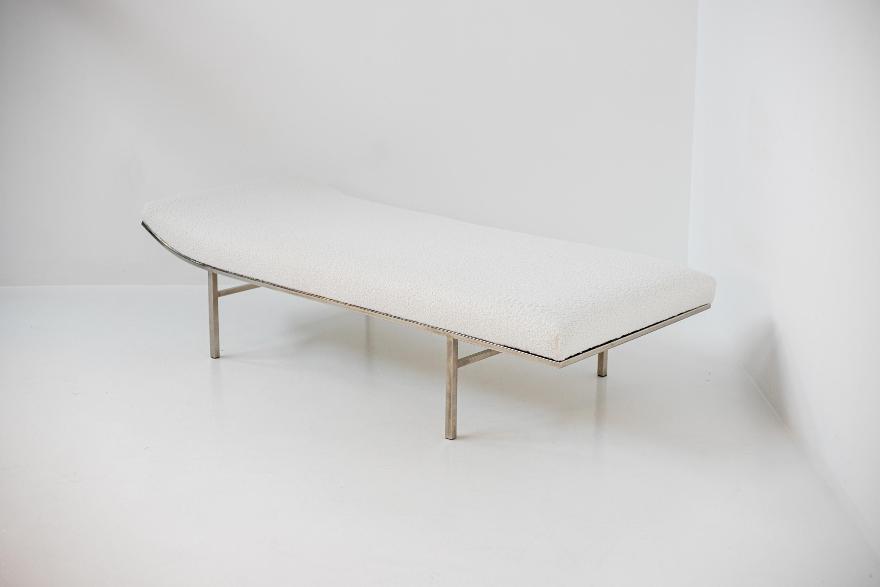 Late 20th Century American Daybed by Jules Heumann in White Bouclè and Steel For Sale