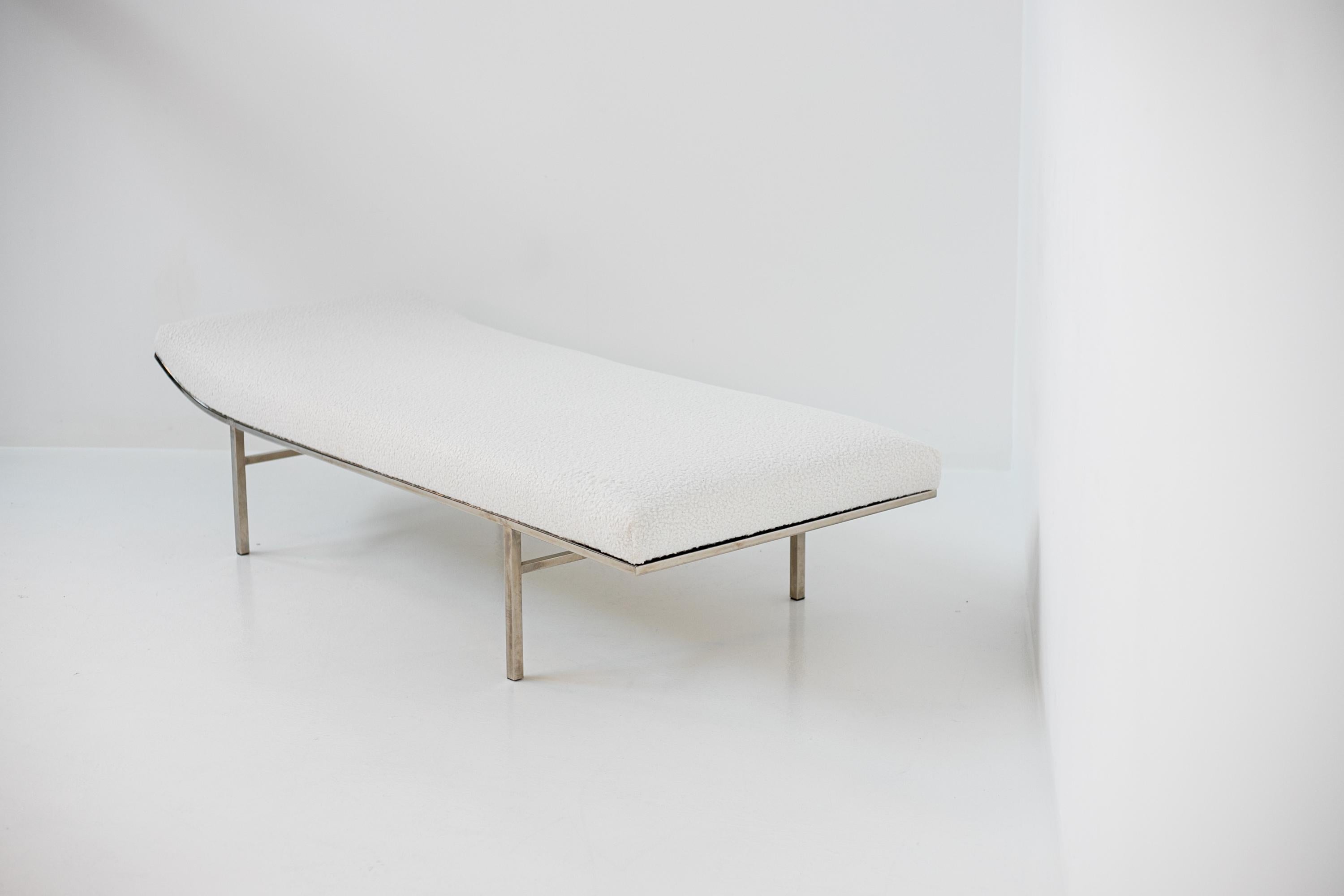 American Daybed by Jules Heumann in White Bouclè and Steel For Sale 2