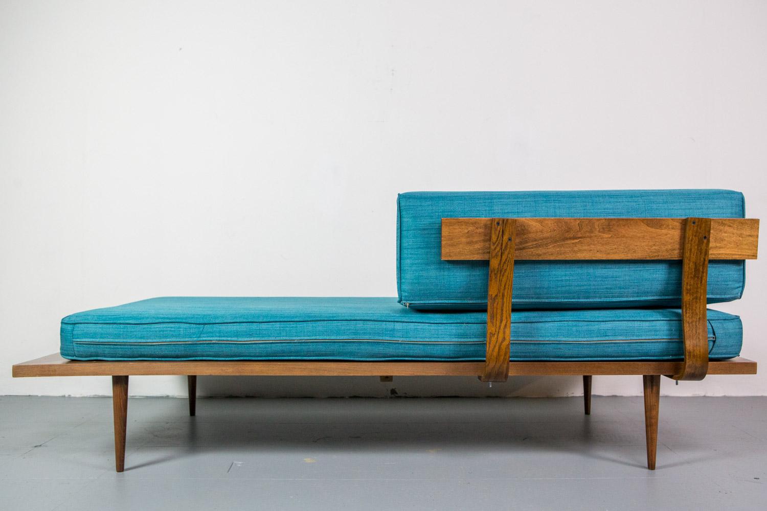 Amerikanisches Design-Tagesbett:: entworfen von Adrian Pearsall für Craft Associates. Sockel aus Nussbaumholz mit neuer Polsterung.