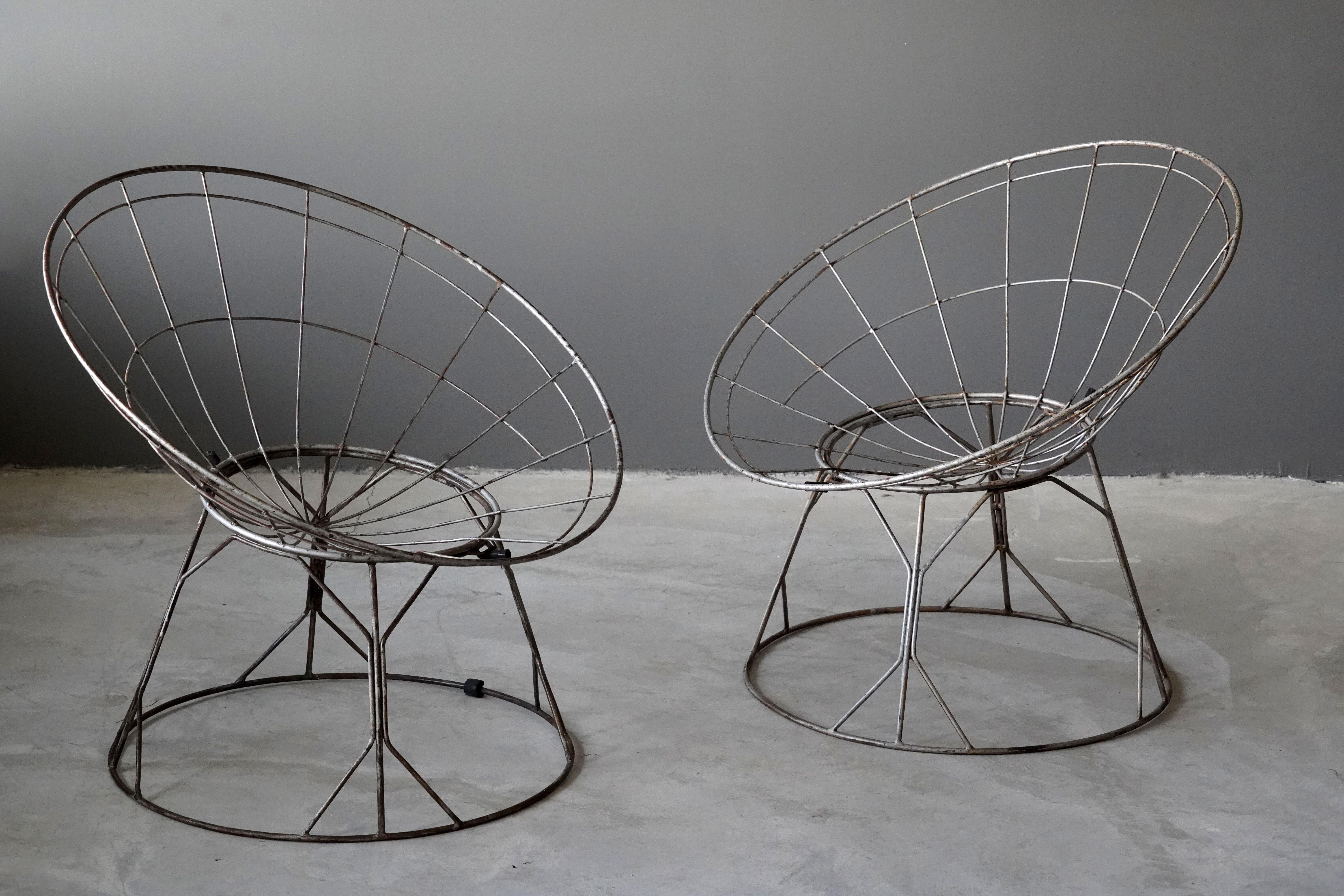 A set of adjustable lounge chairs / Garden chairs, in painted steel. Likely all original. Produced circa 1950s, America. Can be adjusted for a more upright or a more reclined position.

Other designers of the period include Buckminster Fuller,