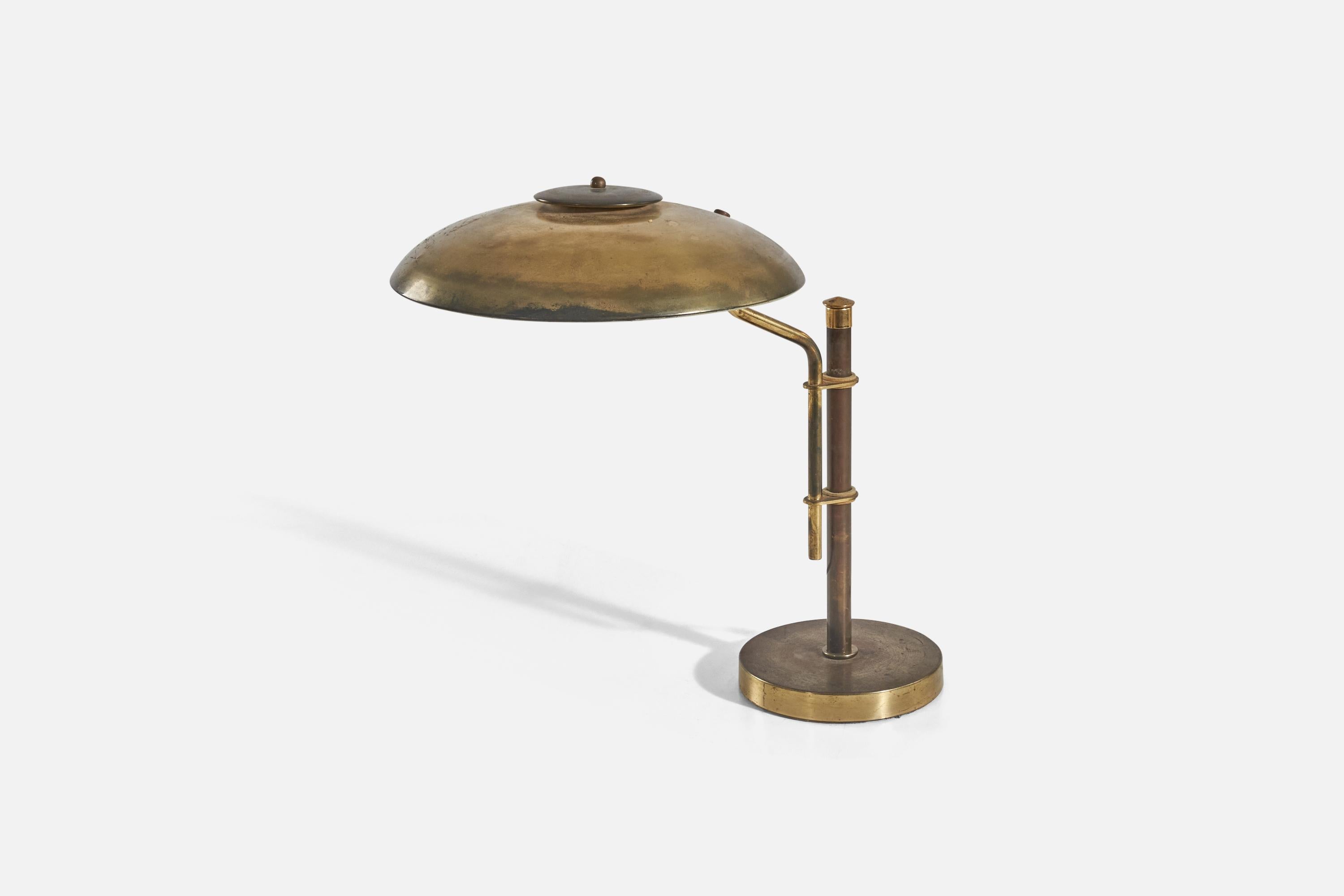 A brass table lamp designed and produced in America, 1940s.

Variable dimensions, measured as illustrated in the first image.

Socket takes standard E-26 medium base bulb.

There is no maximum wattage stated on the fixture.