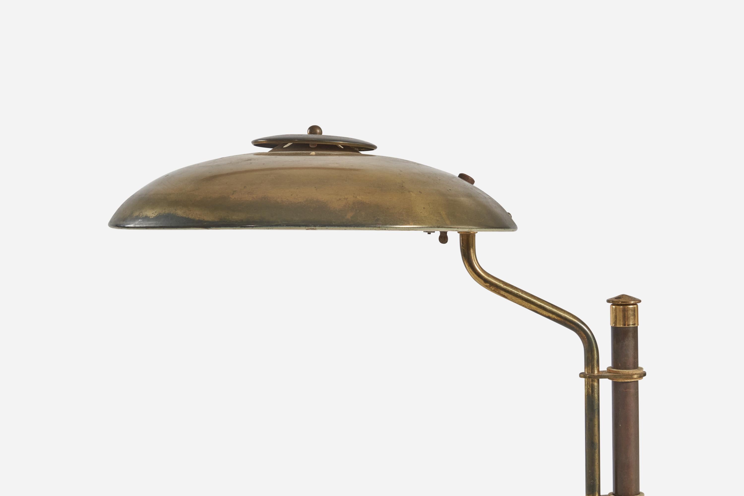 American Designer, Adjustable Table Lamp, Brass, USA, 1940s In Fair Condition For Sale In High Point, NC
