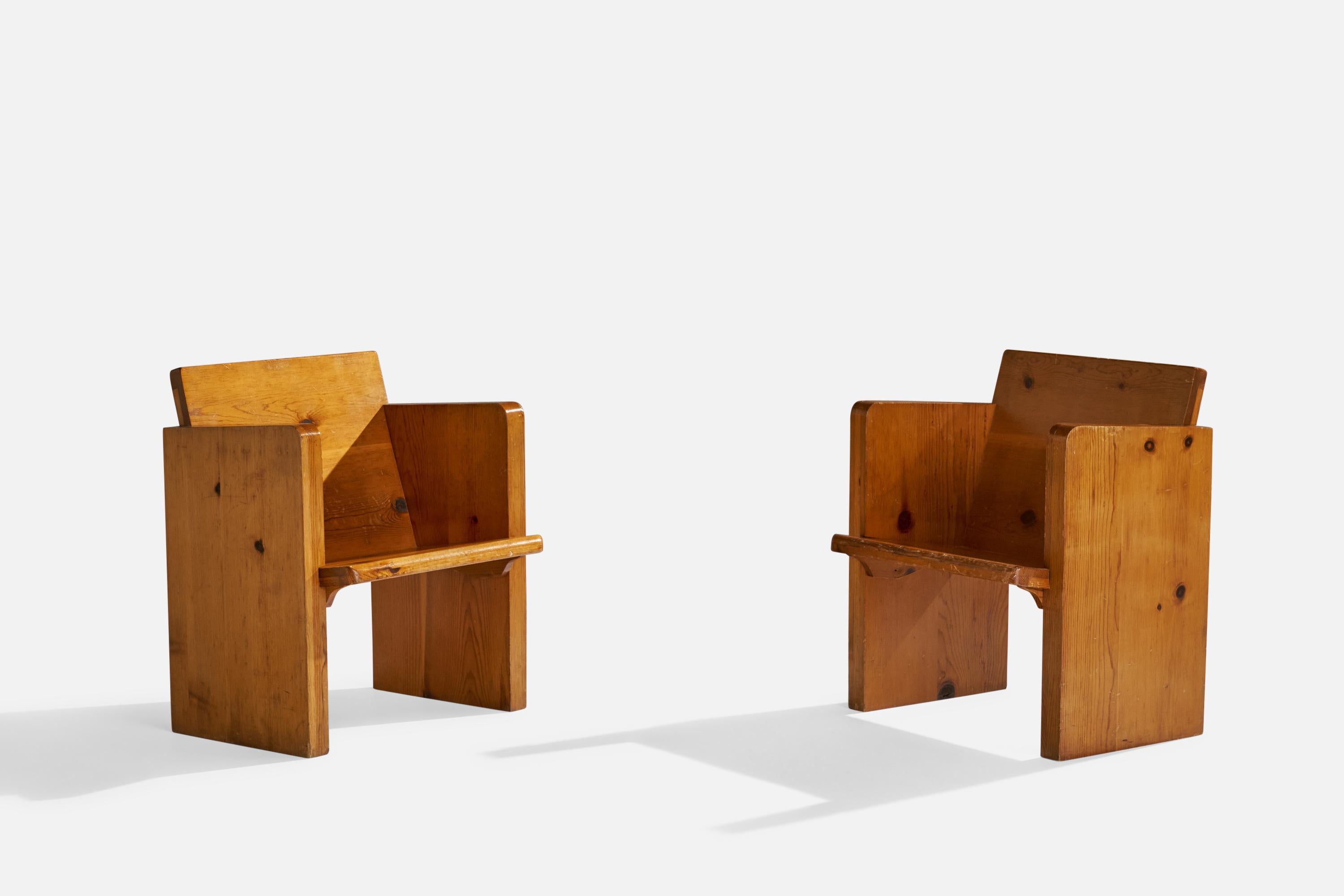 Paire de fauteuils ou de chaises d'appoint en pin, conçus et fabriqués aux États-Unis, c.C.

Hauteur d'assise 17