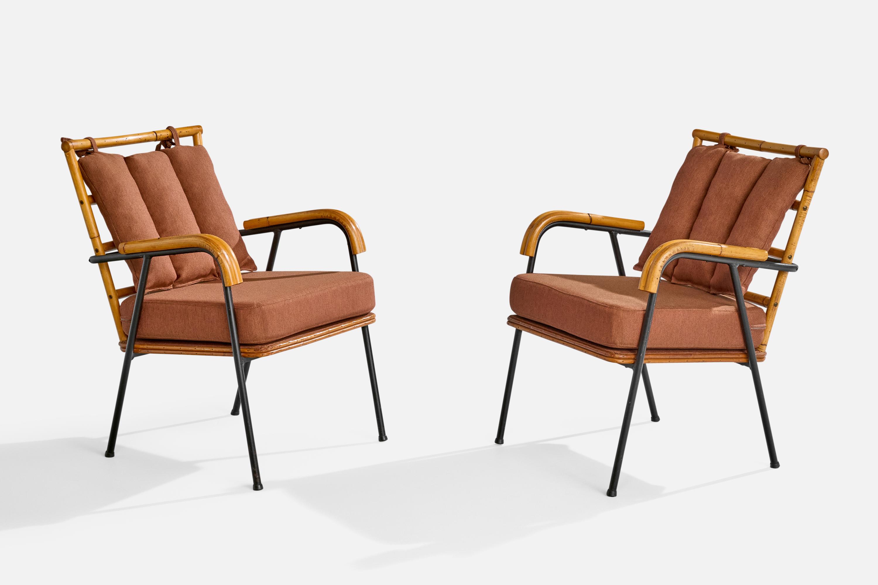 Paire de fauteuils en bambou, en fer laqué noir et en tissu rouge, conçus et fabriqués aux États-Unis, vers les années 1950.

Dimensions : 30.8