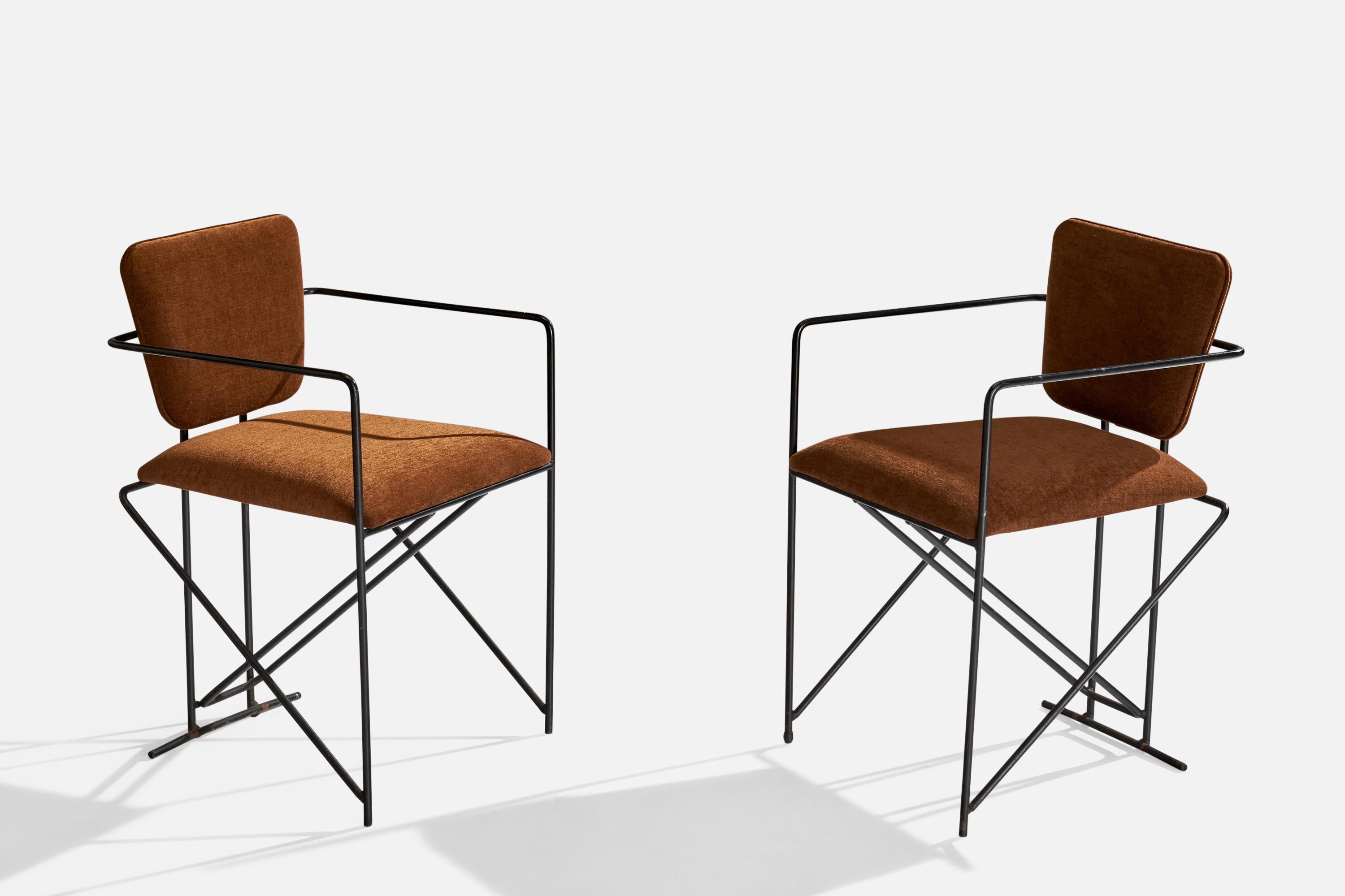 Pareja de sillones de metal lacado en negro y tela marrón, diseñados y fabricados en EE.UU., c. 1950.

Altura del asiento: 19,5


