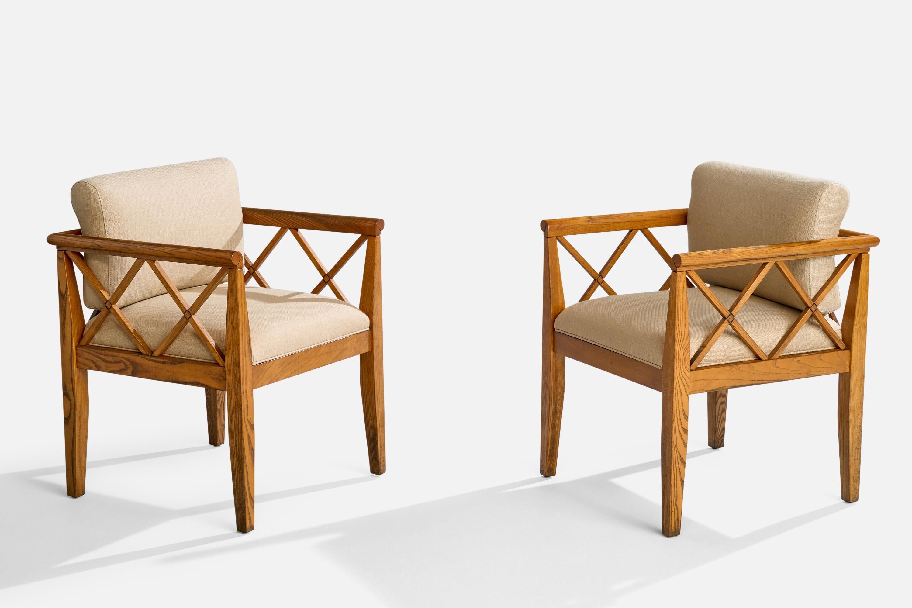 Paire de fauteuils en chêne et tissu blanc cassé, conçus et fabriqués aux États-Unis, vers les années 1950.

Dimensions : 30.5