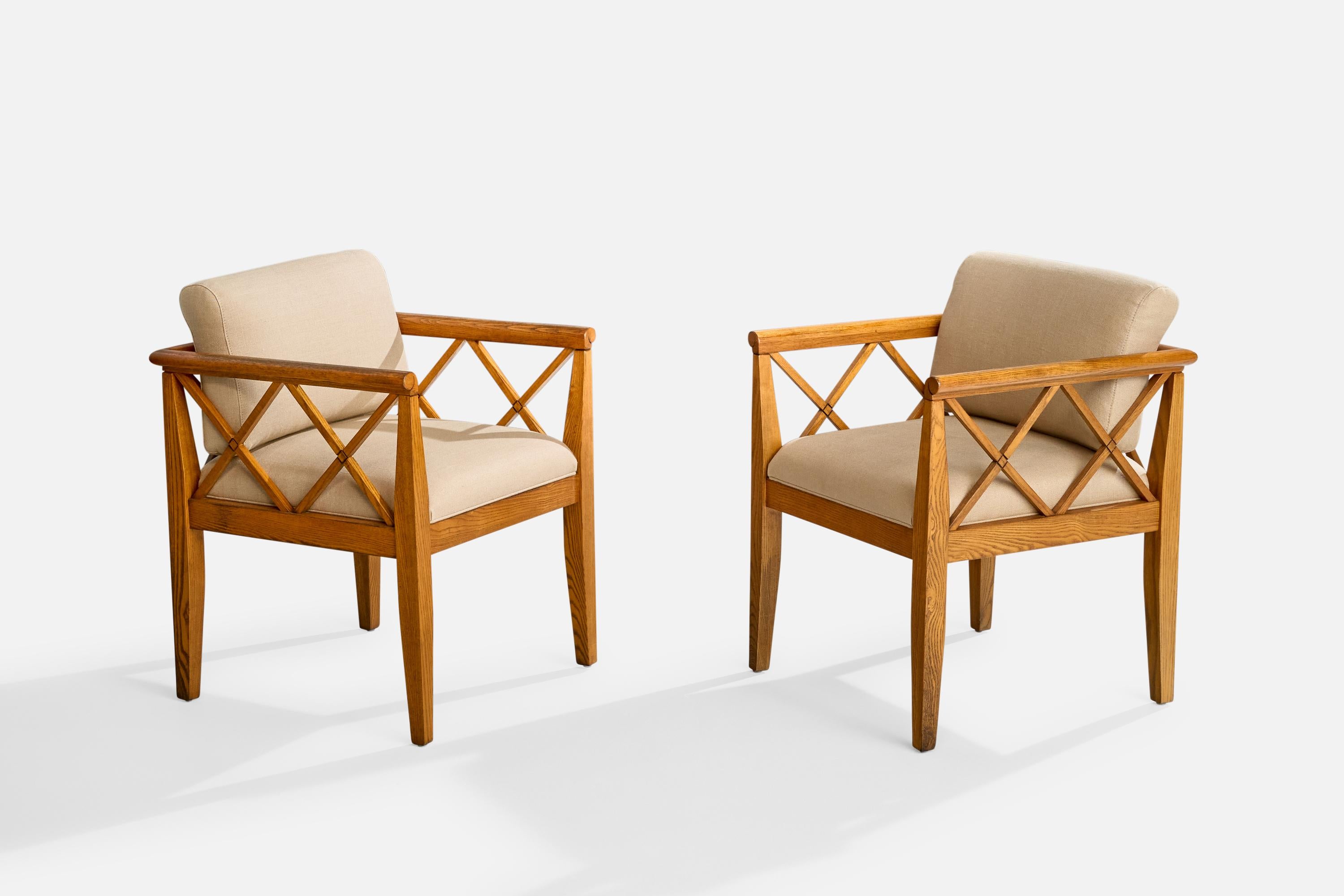 A pair of oak and off-white fabric armchairs designed and produced in the US, c. 1950s.

Dimensions: 30.5” H x 23.25” W x 22.625” D

Seat Height: 18.5” 