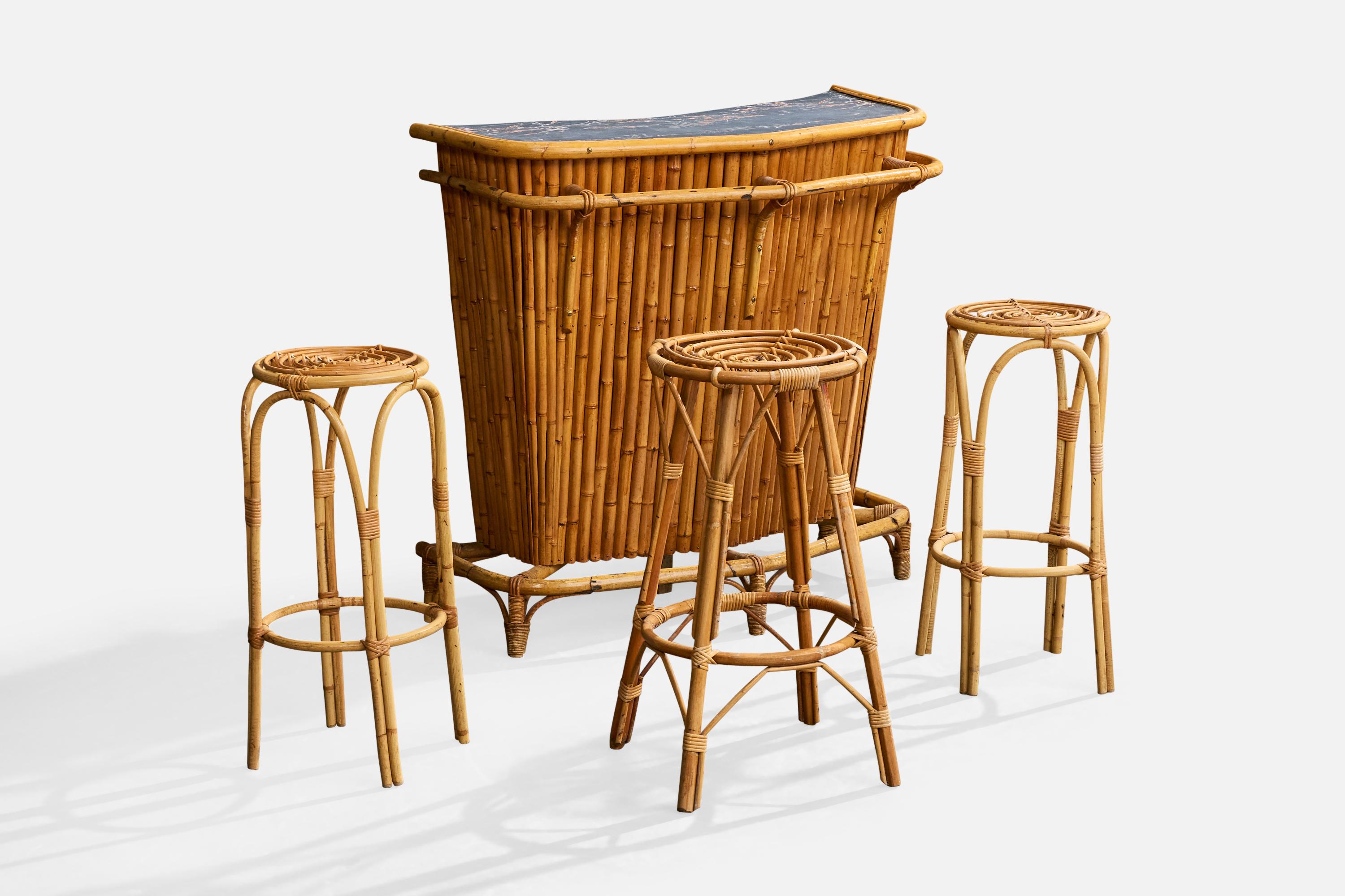 Bar en bambou, rotin et bois imprimé de marbre avec trois tabourets de bar, conçu et produit aux États-Unis, vers les années 1950.

Dimensions du bar (pouces) : 40.75 