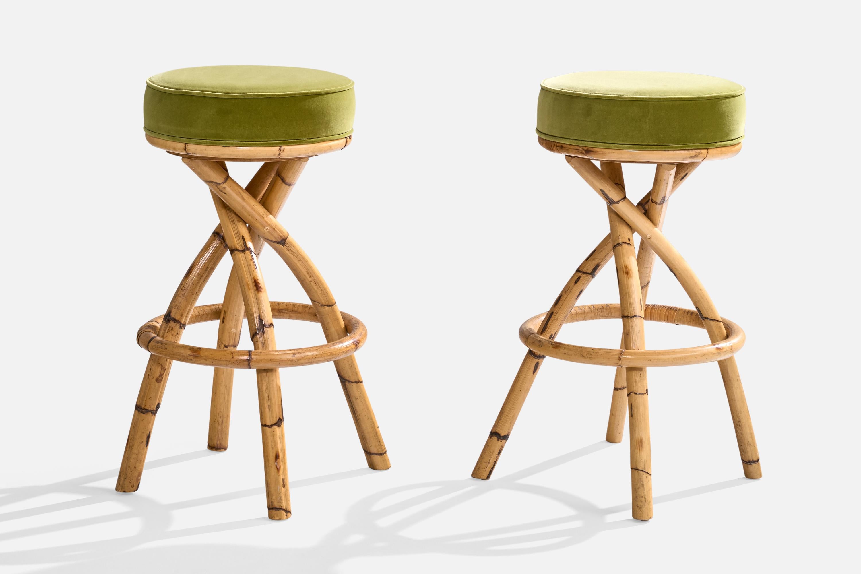 Paire de tabourets de bar ou de comptoir en bambou moulé et velours vert, conçus et fabriqués aux États-Unis, vers les années 1960.

Dimensions : 30