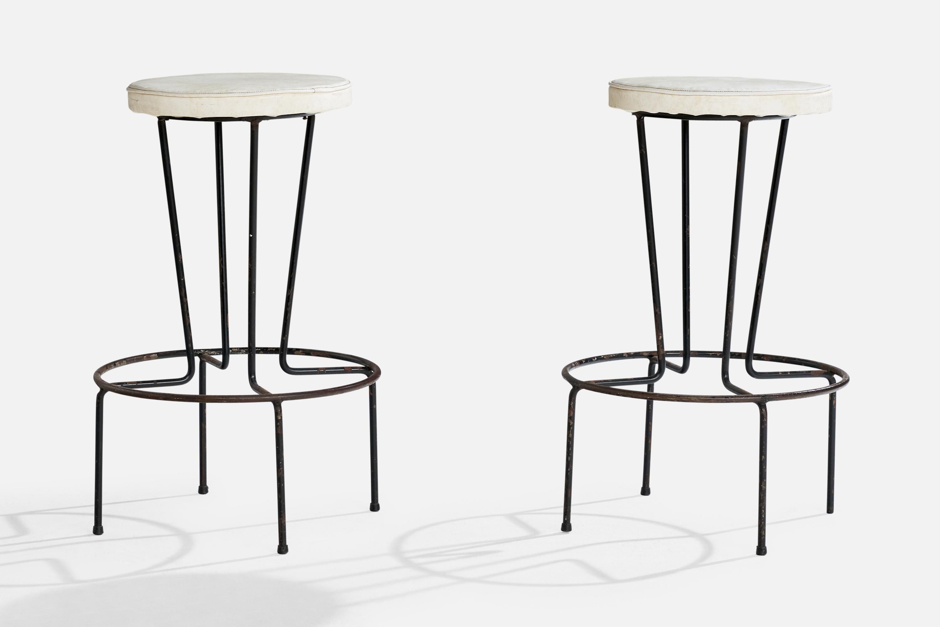Paire de tabourets de bar en fer laqué noir et cuir blanc, conçus et produits aux États-Unis, années 1950.

Dimensions : 28,25