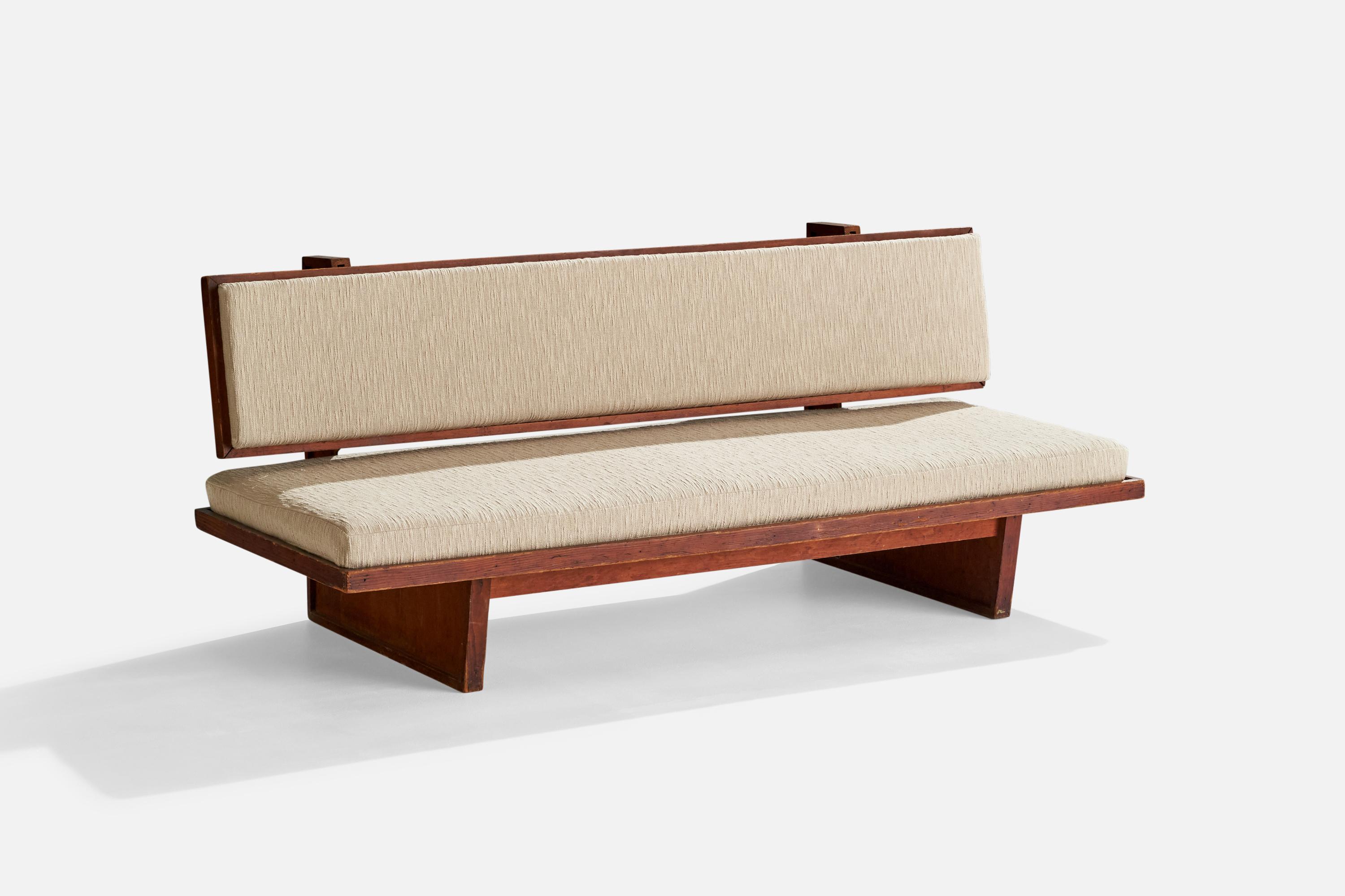 Eine Bank oder ein Sofa aus gebeizter Eiche und cremefarbenem Stoff, entworfen und hergestellt in den USA, ca. 1940er Jahre.

Sitzhöhe 14,5