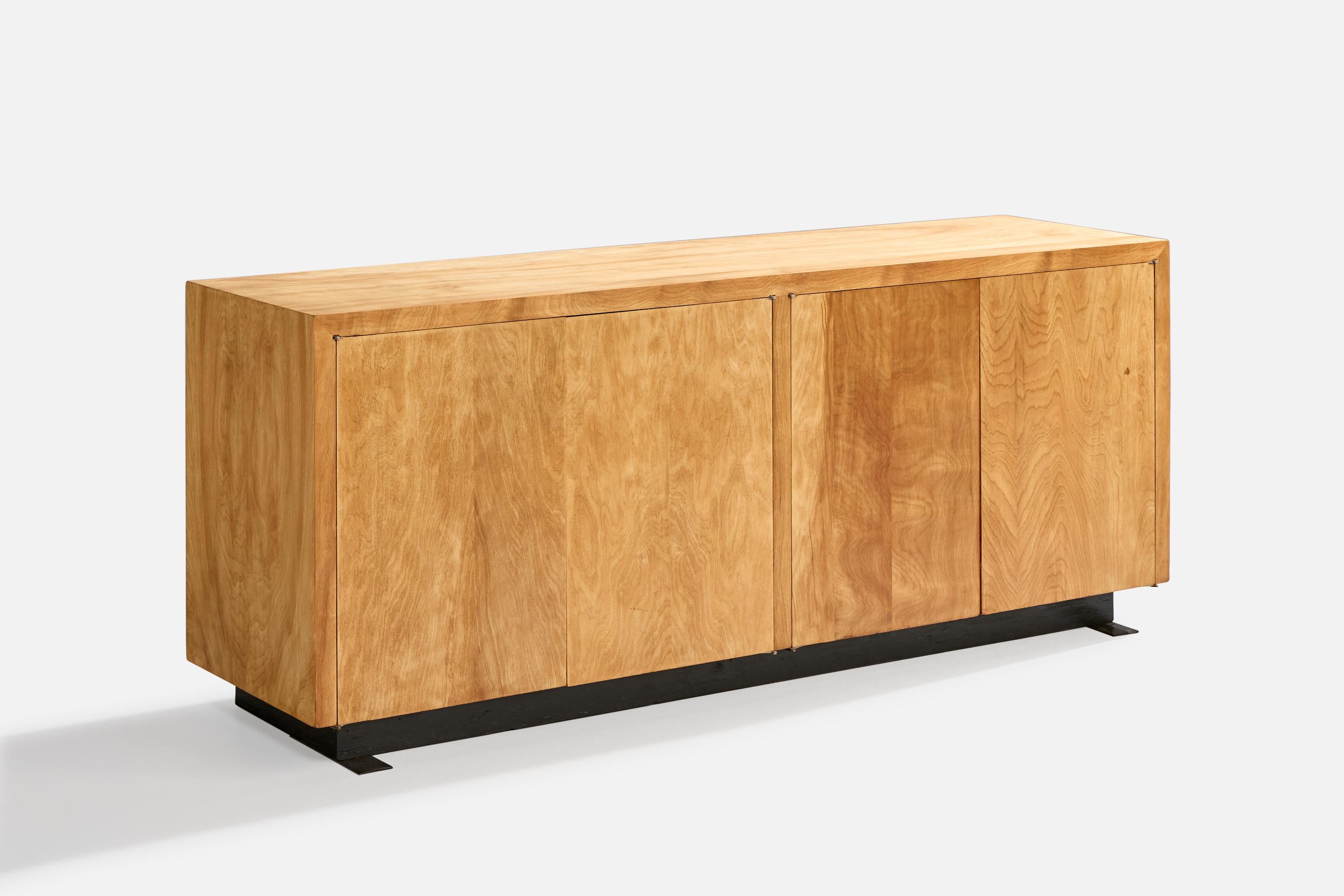 Armadio o credenza in acero, legno e metallo laccato nero, progettato e prodotto in California, Stati Uniti, negli anni '50 circa.

Dimensioni: 29,75