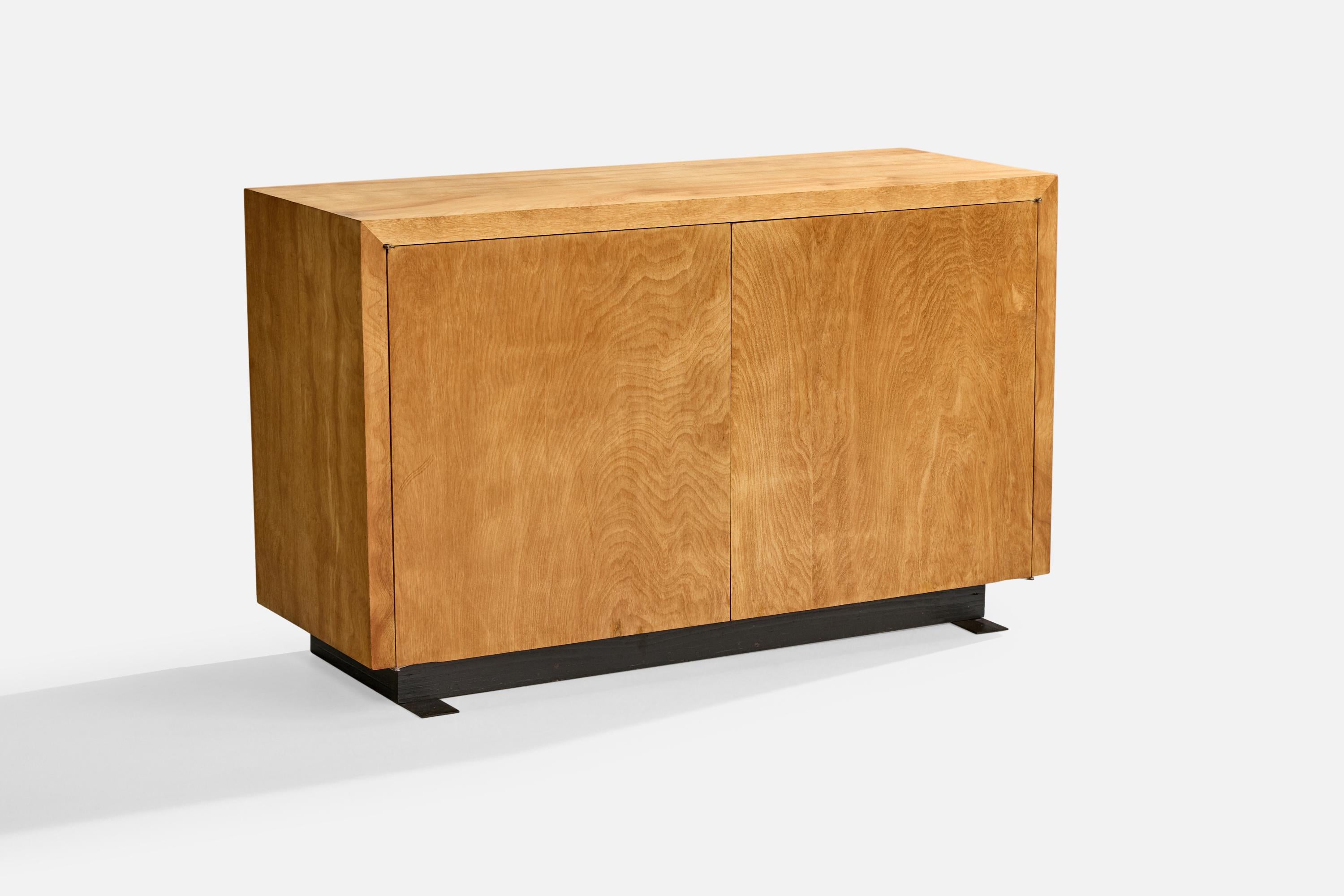 Armadio o credenza in acero, legno e metallo laccato nero, progettato e prodotto in California, Stati Uniti, negli anni '50 circa.

Dimensioni: 29,5
