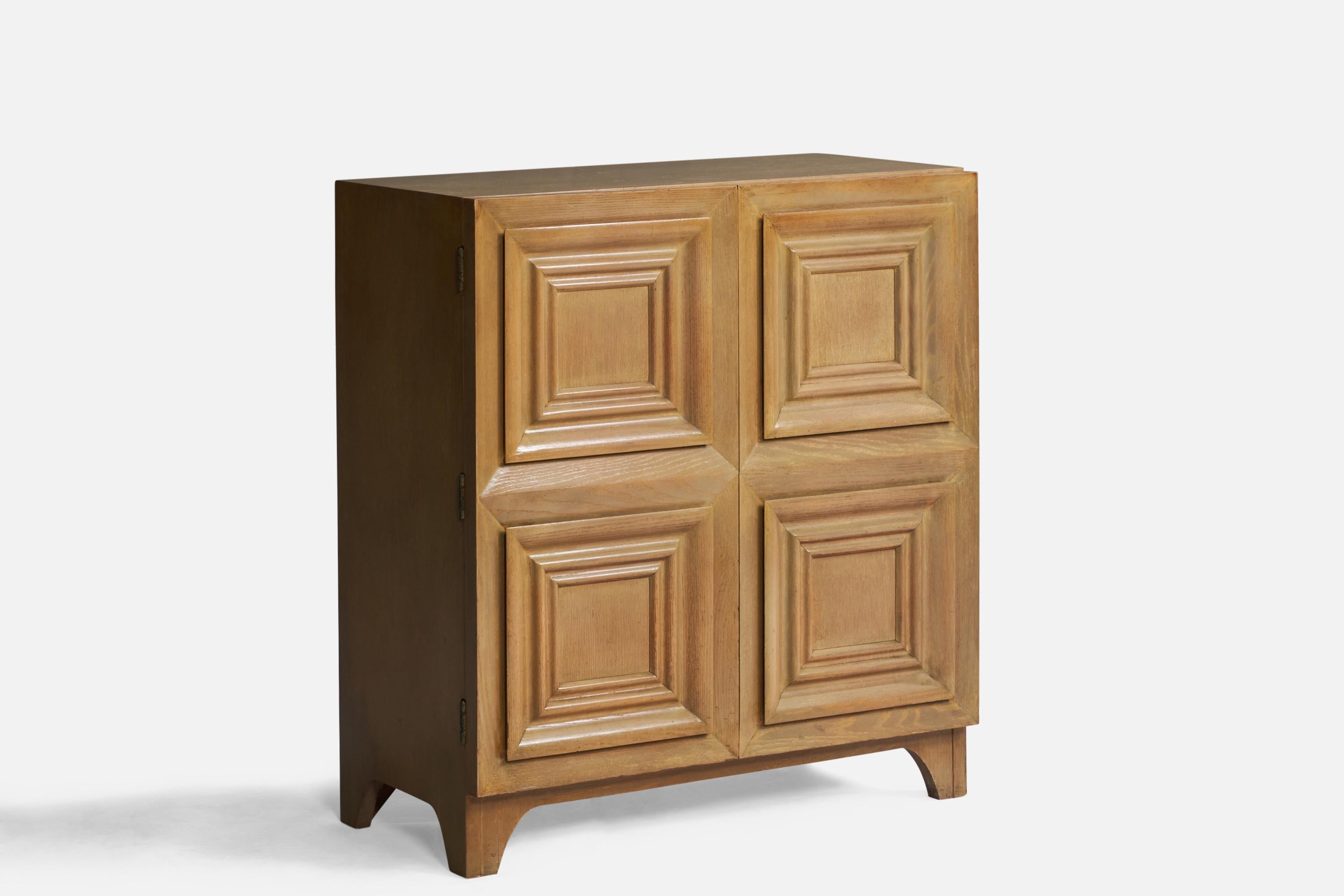 American Designer, Cabinet, Oak, USA, 1940s In Good Condition For Sale In High Point, NC