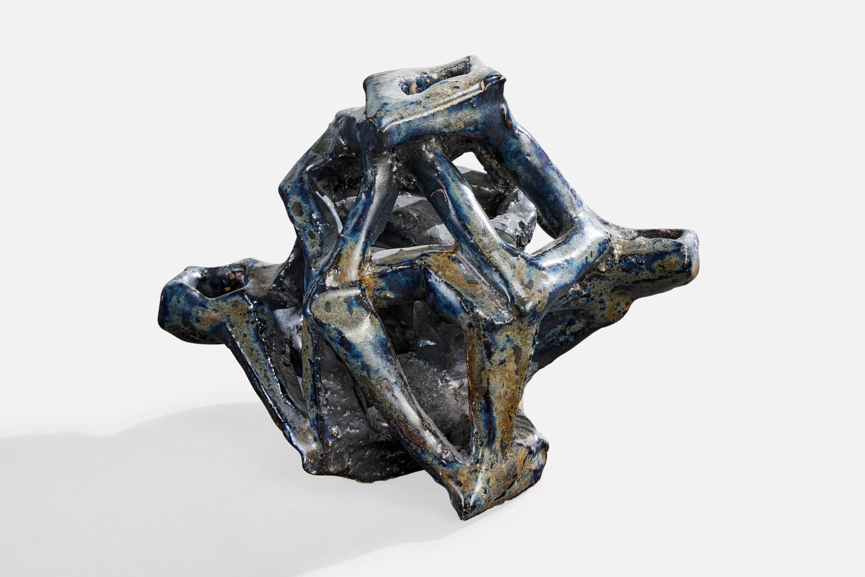 Candelabro de cerámica esmaltada en azul de forma libre, diseñado y fabricado en EE.UU., c. 1970.

Desgaste propio de la edad y el uso.

Contiene tres velas de 0,75