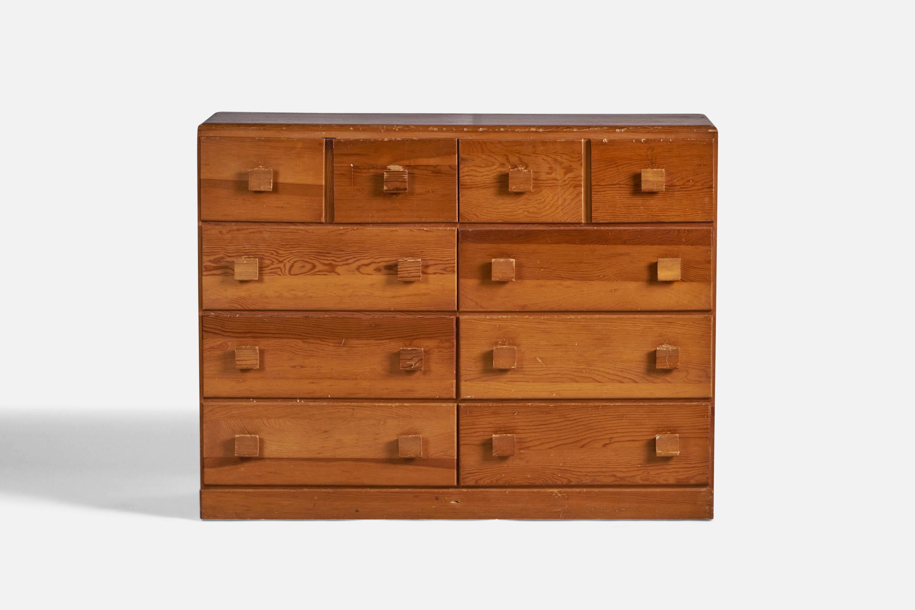 An oak chest of drawers designed and produced in the US, c. 1940s.
